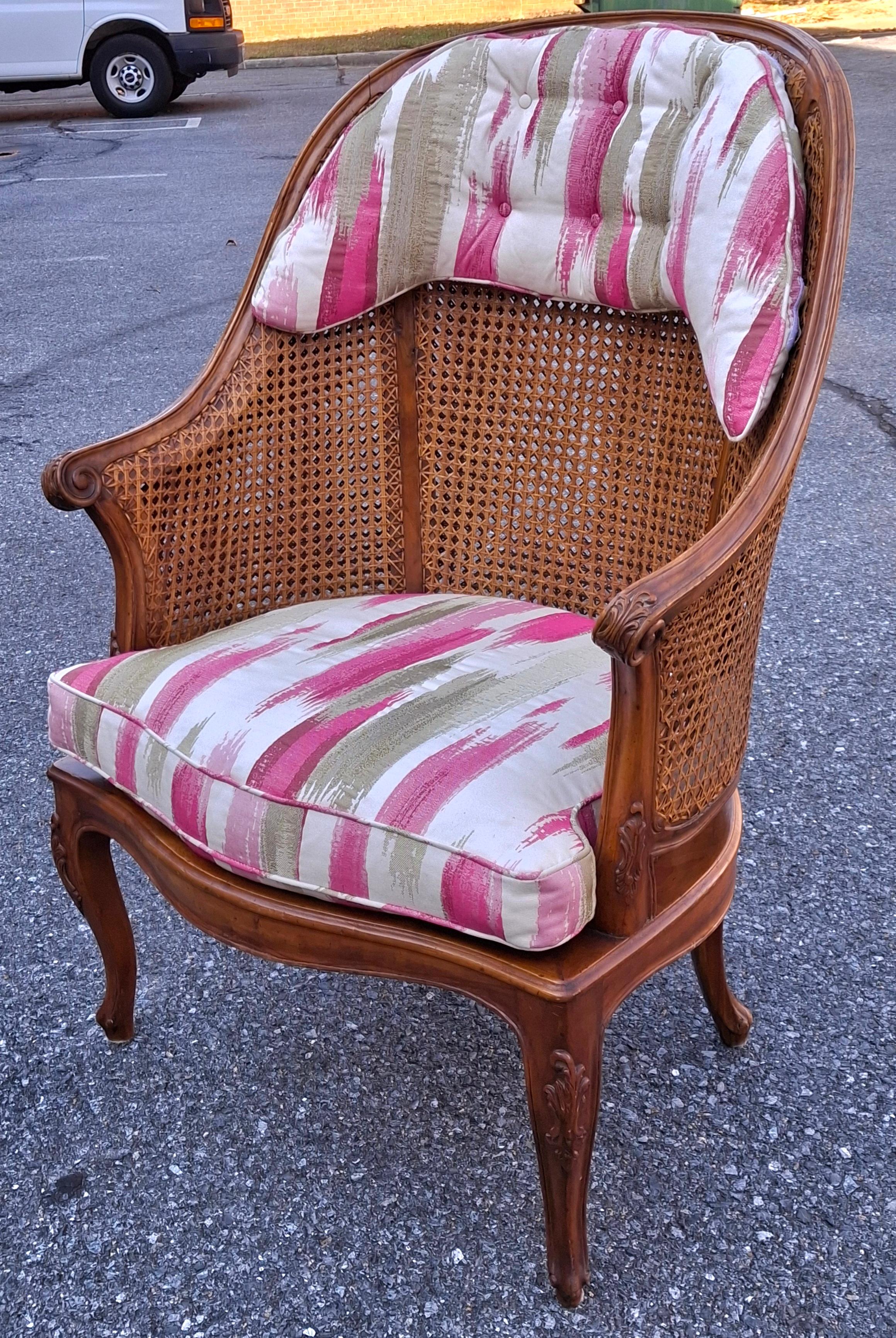 Ein in Italien hergestellter französischer Sessel im Stil von Louis XV mit doppelter Wand und gepolstertem Bergère-Sessel. Abnehmbare Kissen können leicht neu gepolstert werden. Mit doppelwandigem Caning an den Seiten und auf der Rückseite und in