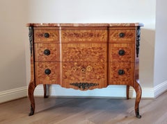 Commode italienne de style transition Louis XV XVI avec parqueterie signée