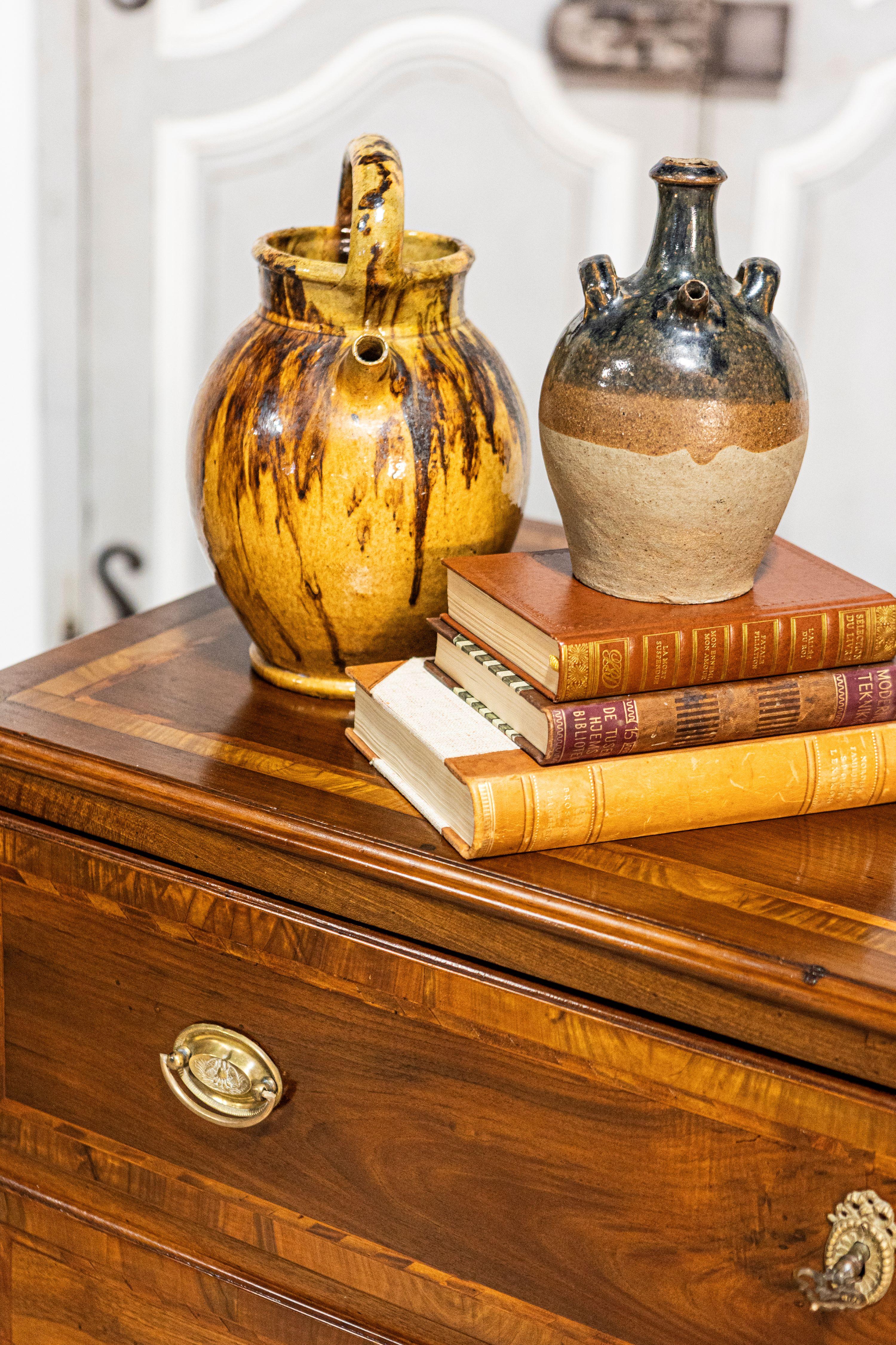 Commode italienne Louis XVI 19ème siècle en noyer à deux tiroirs avec incrustation en vente 4