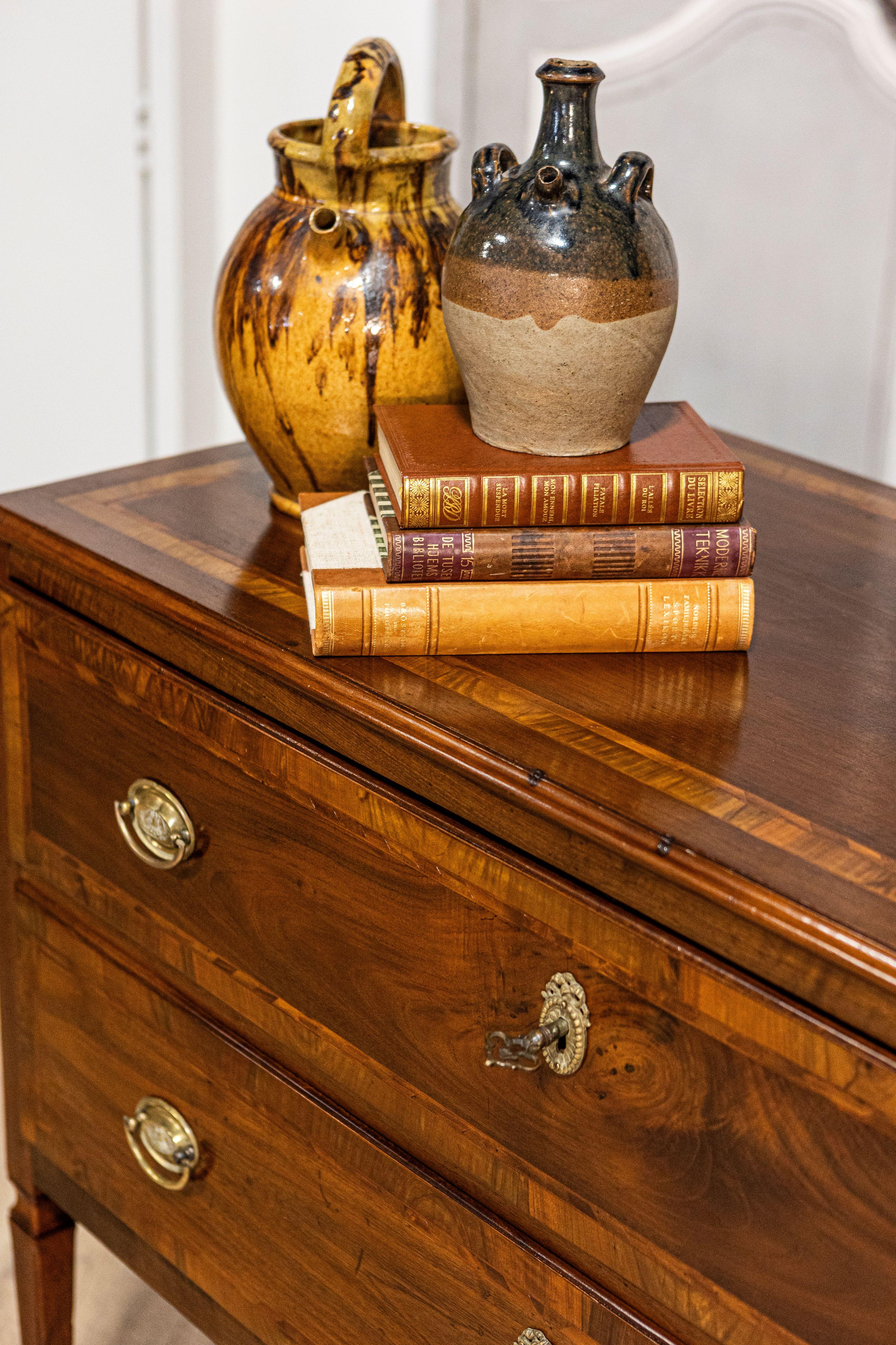 Commode italienne Louis XVI 19ème siècle en noyer à deux tiroirs avec incrustation en vente 6