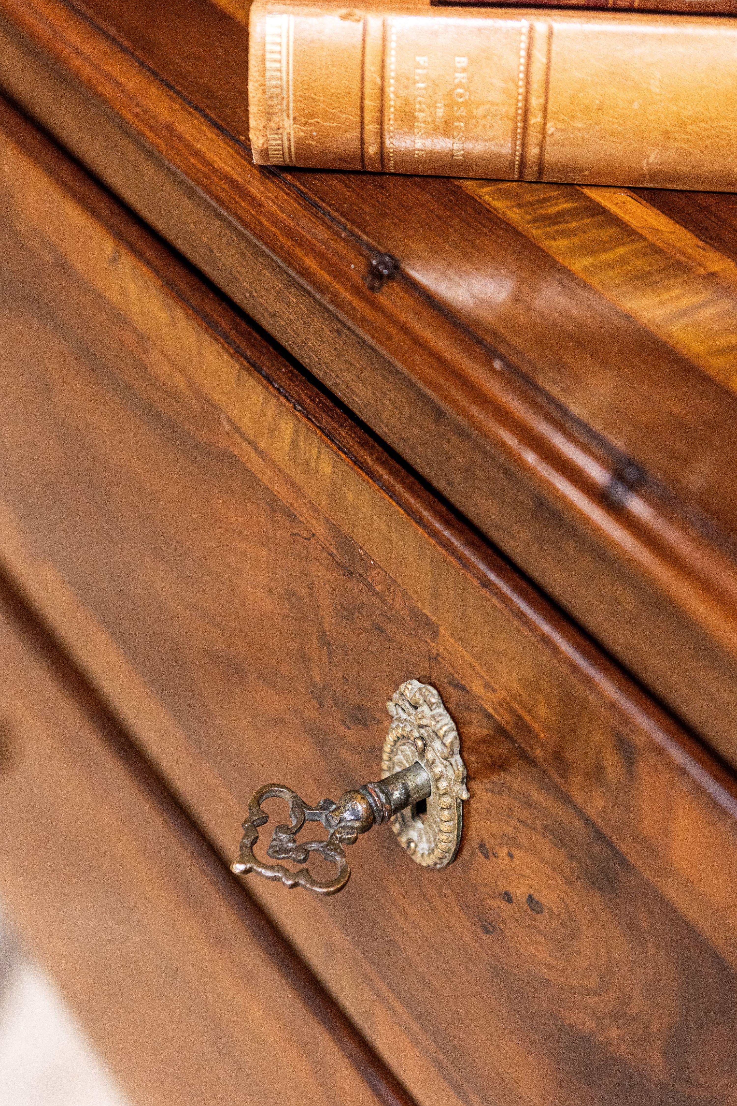 Italian Louis XVI 19th Century Walnut Two-Drawer Commode with Inlay For Sale 10