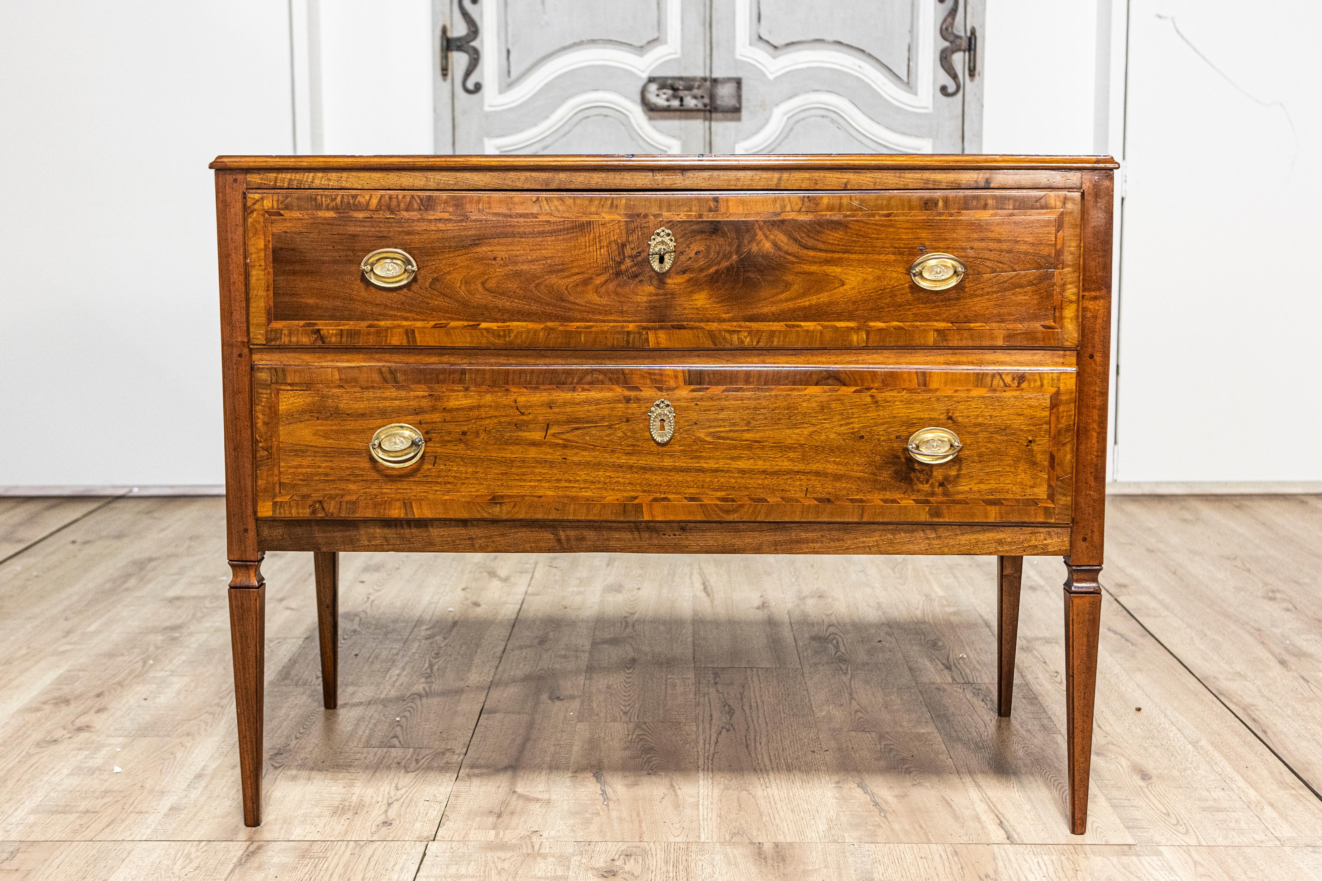 Commode italienne Louis XVI 19ème siècle en noyer à deux tiroirs avec incrustation en vente 10