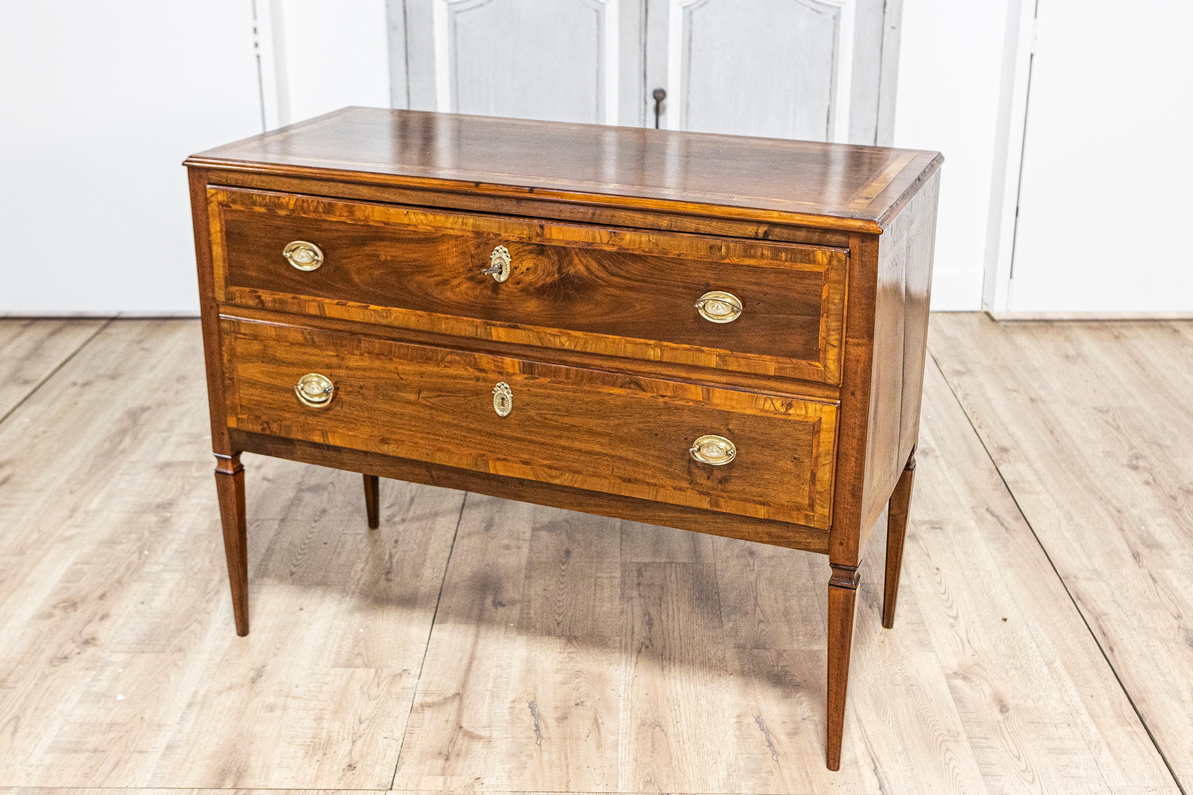 Italienische Louis XVI-Kommode aus Nussbaum mit zwei Schubladen und Intarsien aus dem 19. im Angebot 11