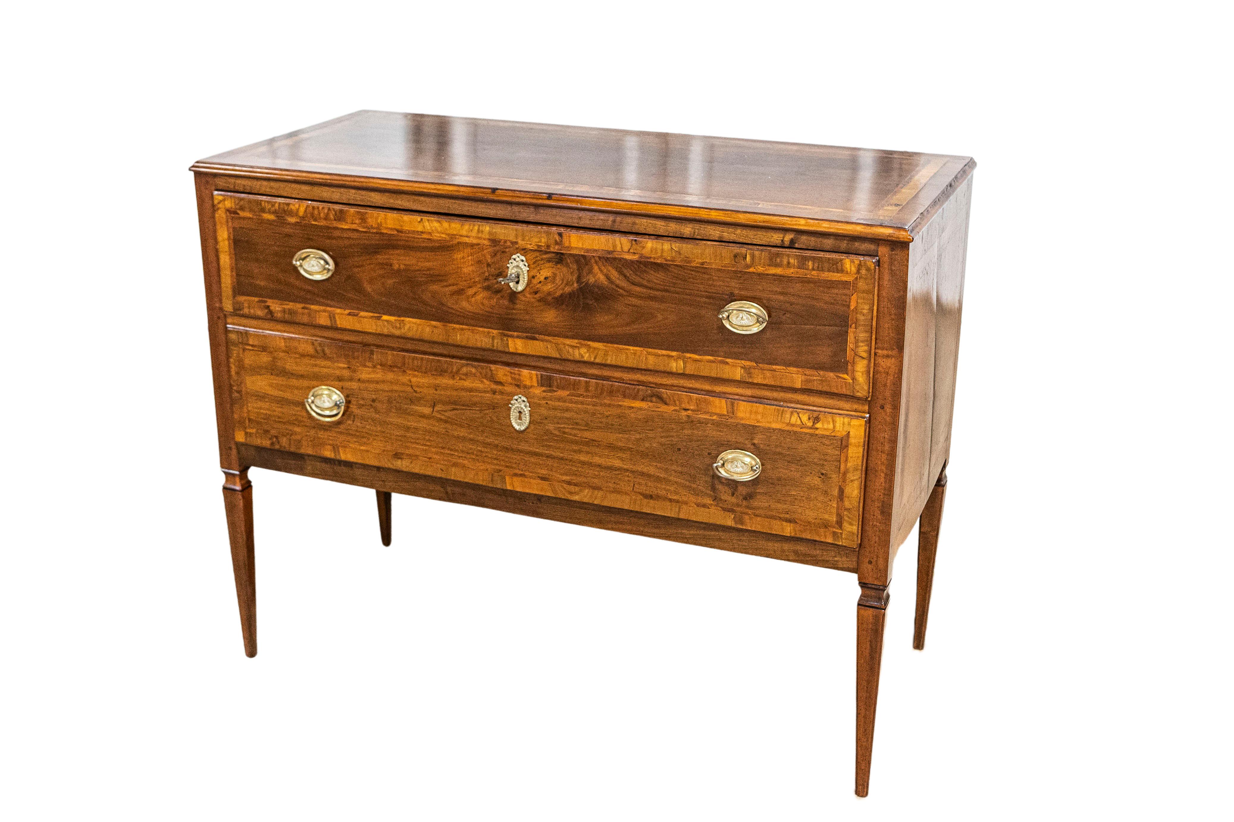 Italienische Louis XVI-Kommode aus Nussbaum mit zwei Schubladen und Intarsien aus dem 19. (Louis XVI.) im Angebot