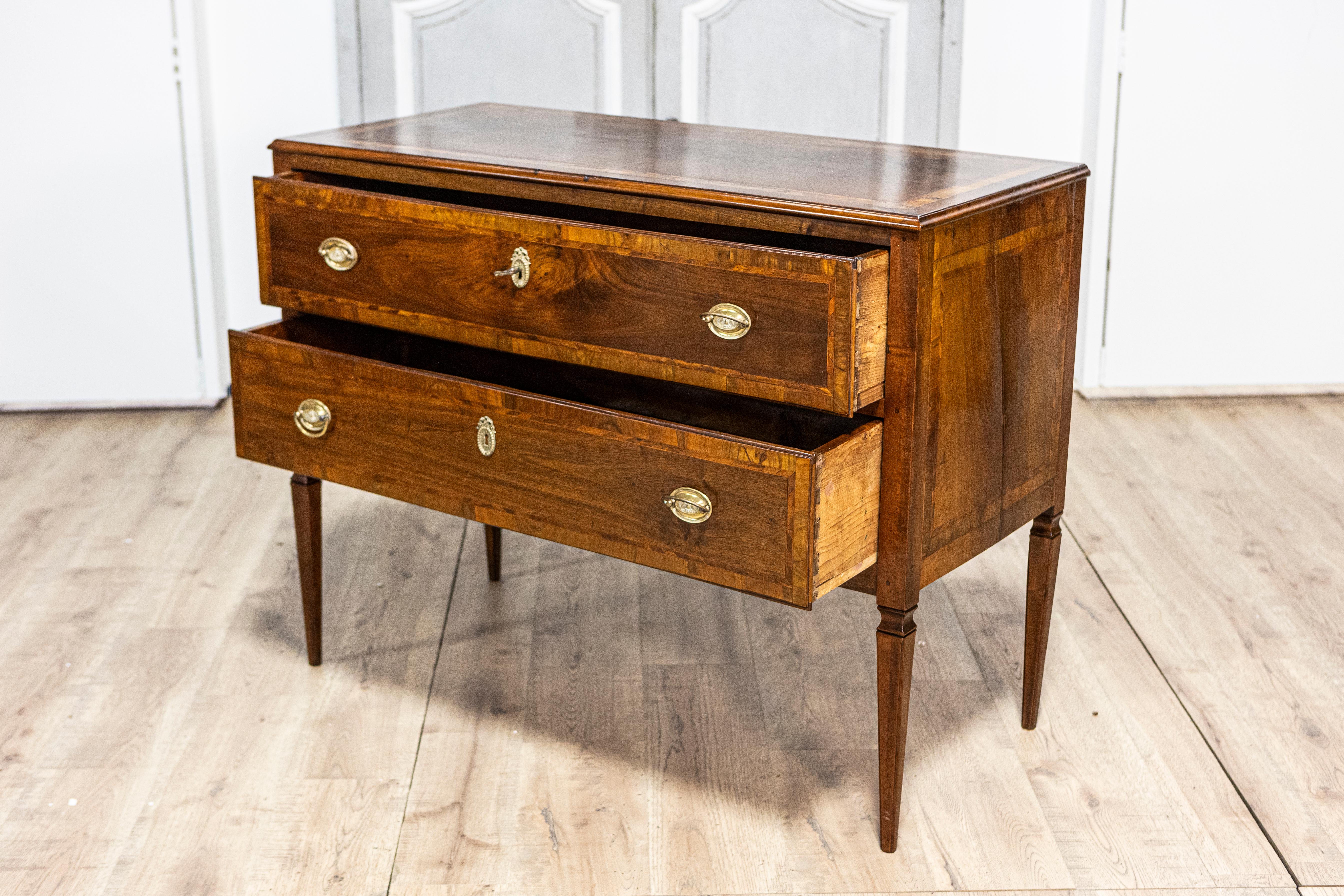 Bois Commode italienne Louis XVI 19ème siècle en noyer à deux tiroirs avec incrustation en vente