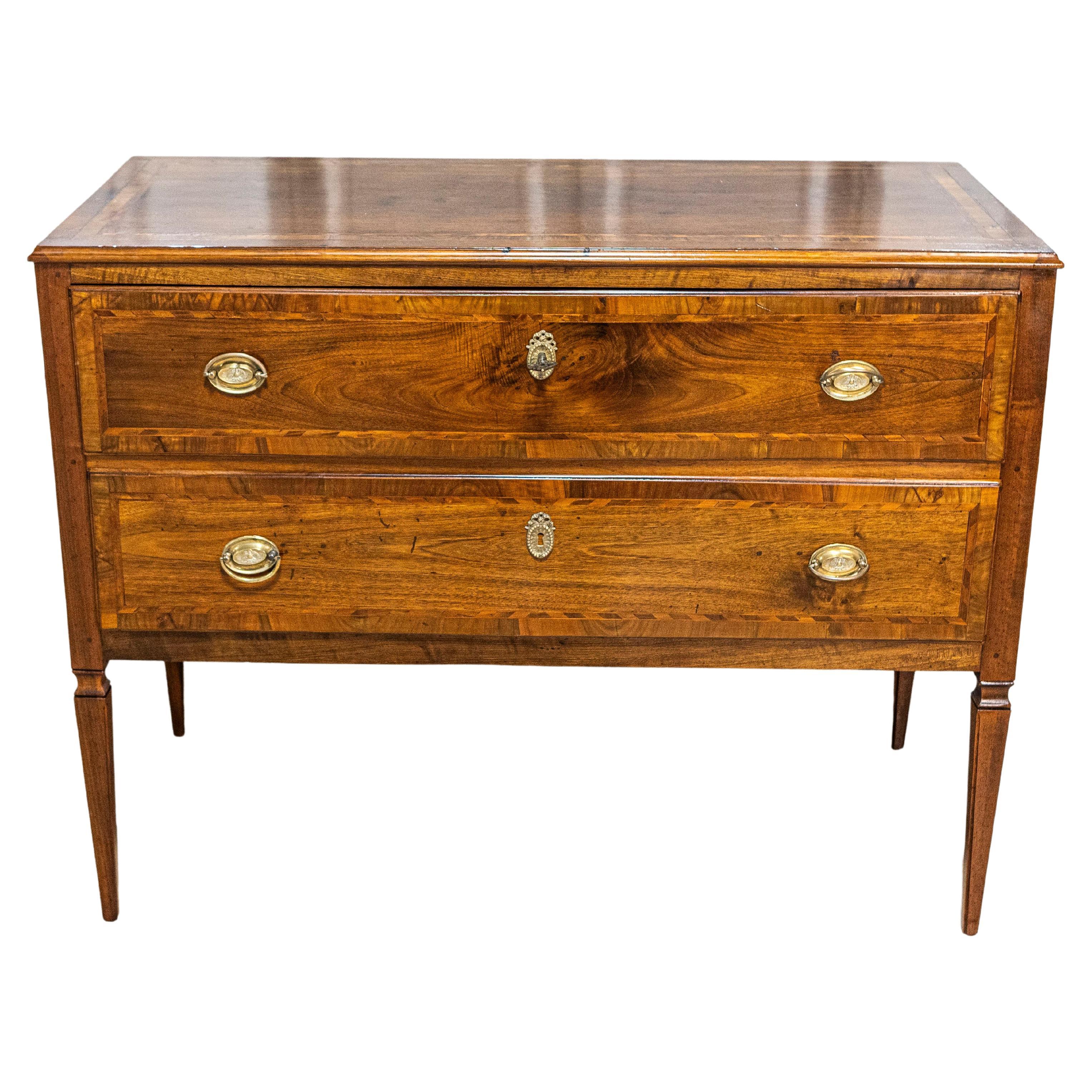 Italienische Louis XVI-Kommode aus Nussbaum mit zwei Schubladen und Intarsien aus dem 19. im Angebot