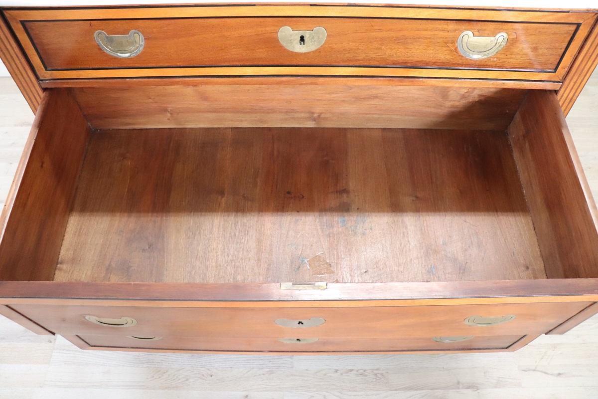 Cassettiera antica italiana Luigi XVI in noce con piano in marmo in vendita 4