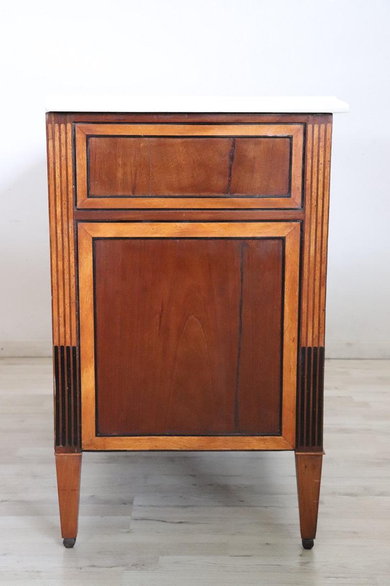 Cassettiera antica italiana Luigi XVI in noce con piano in marmo in vendita 5