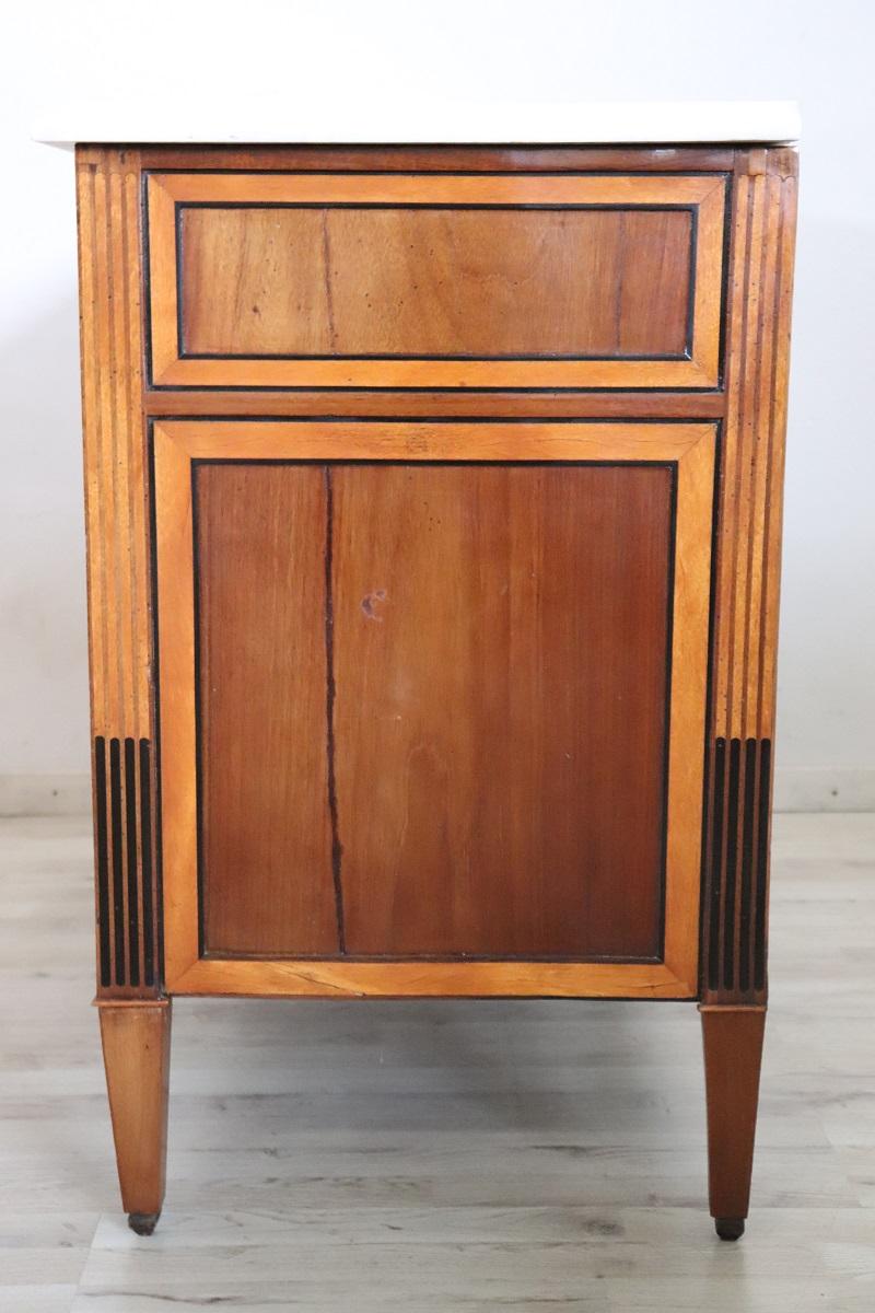 Cassettiera antica italiana Luigi XVI in noce con piano in marmo in vendita 8