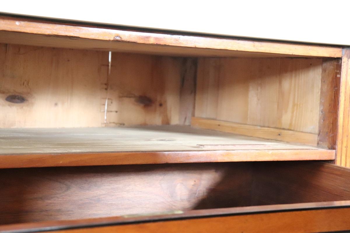 Cassettiera antica italiana Luigi XVI in noce con piano in marmo in vendita 3