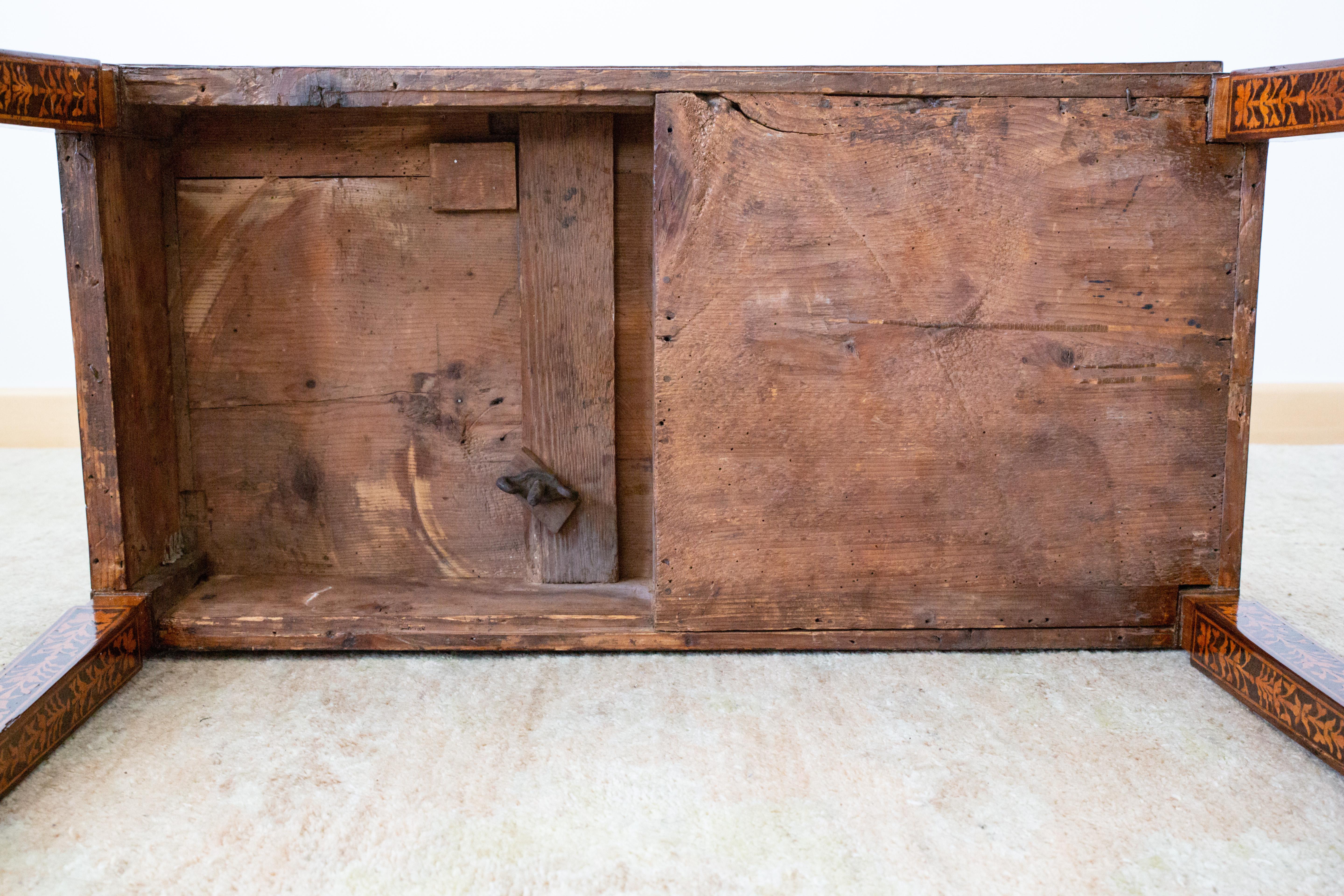 Table centrale italienne Louis XVI en bois incrusté en vente 11