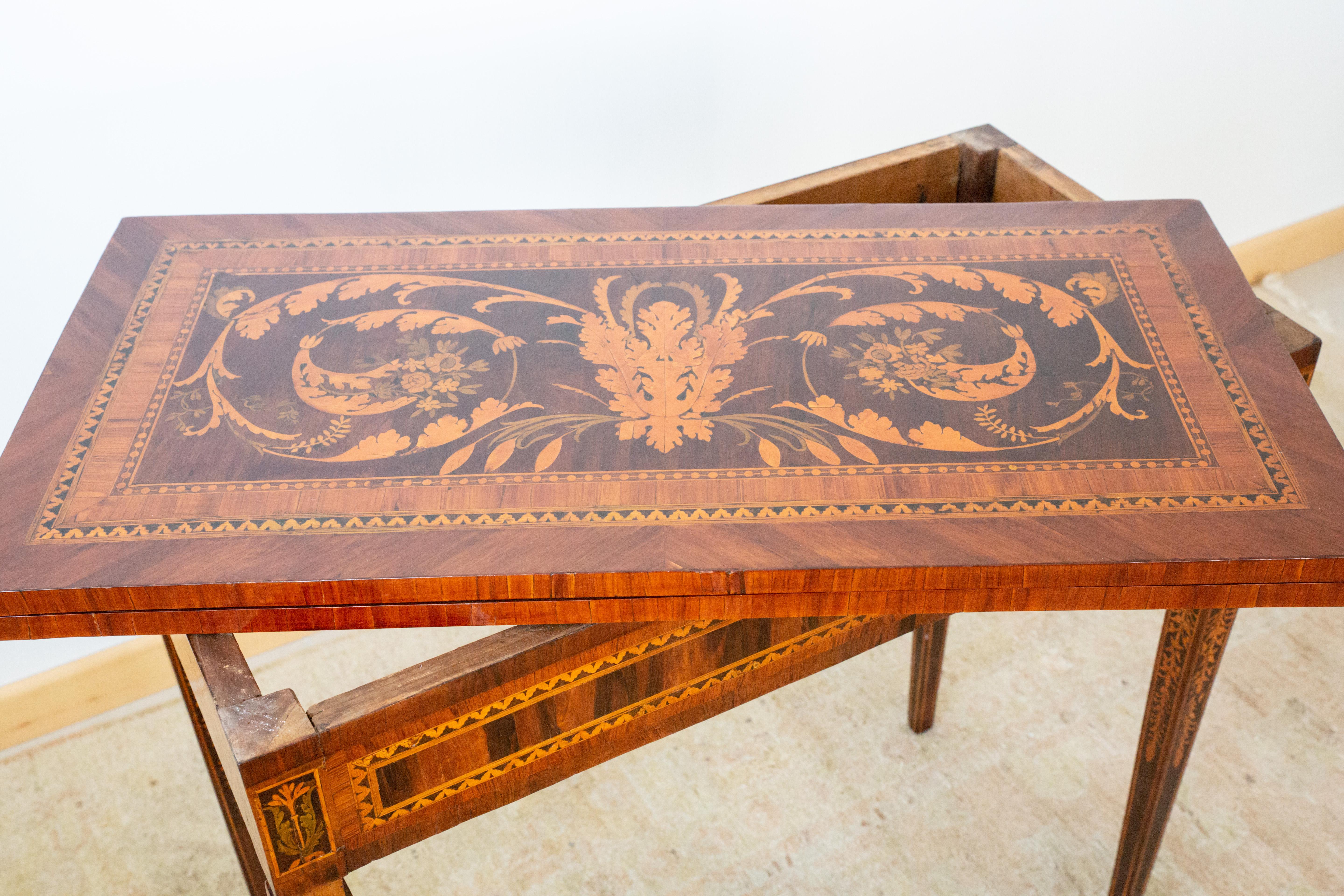XVIIIe siècle Table centrale italienne Louis XVI en bois incrusté en vente