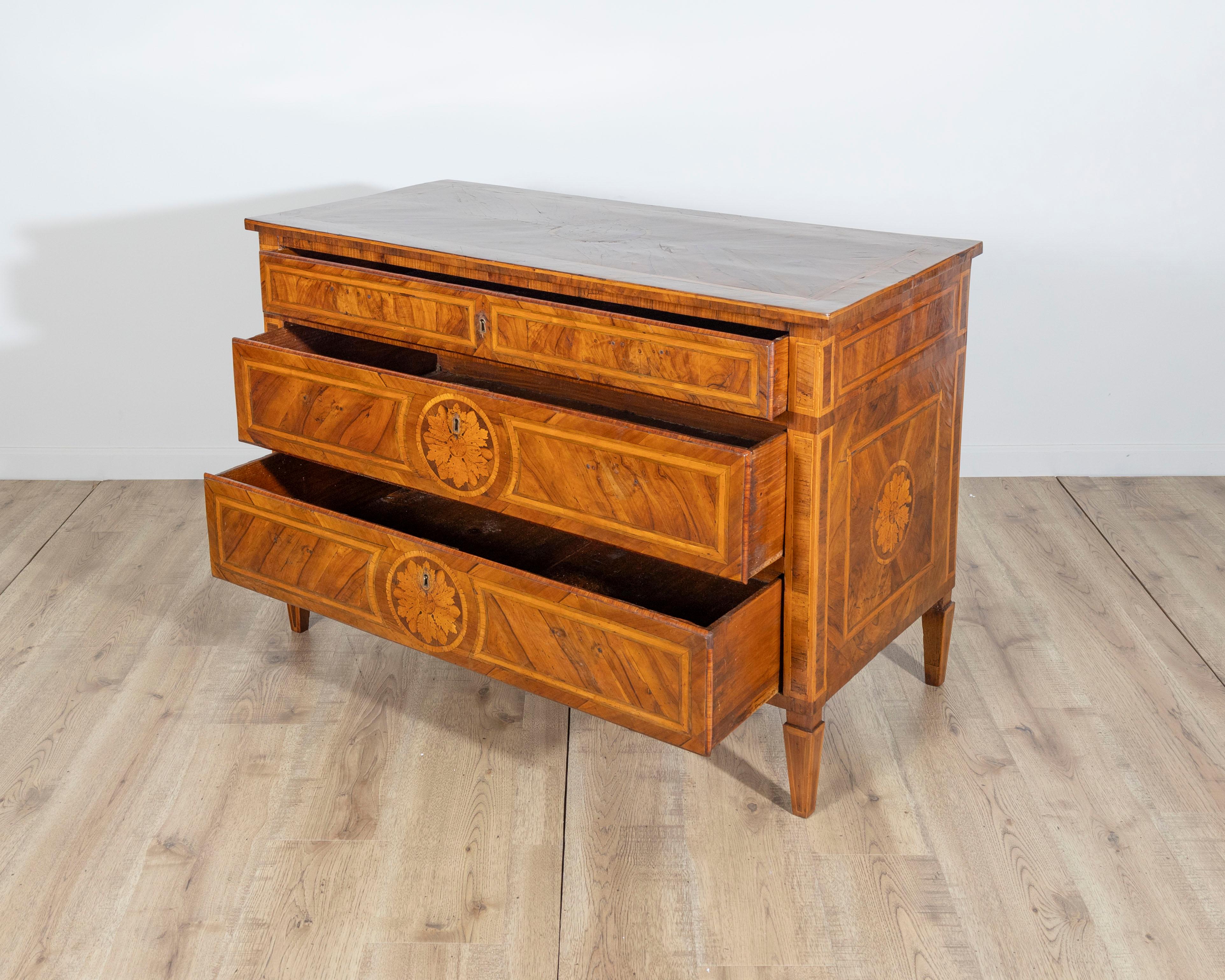 Legno di alberi da frutto Commodo italiano Luigi XVI intarsiato con intarsi floreali, fine XVIII secolo in vendita
