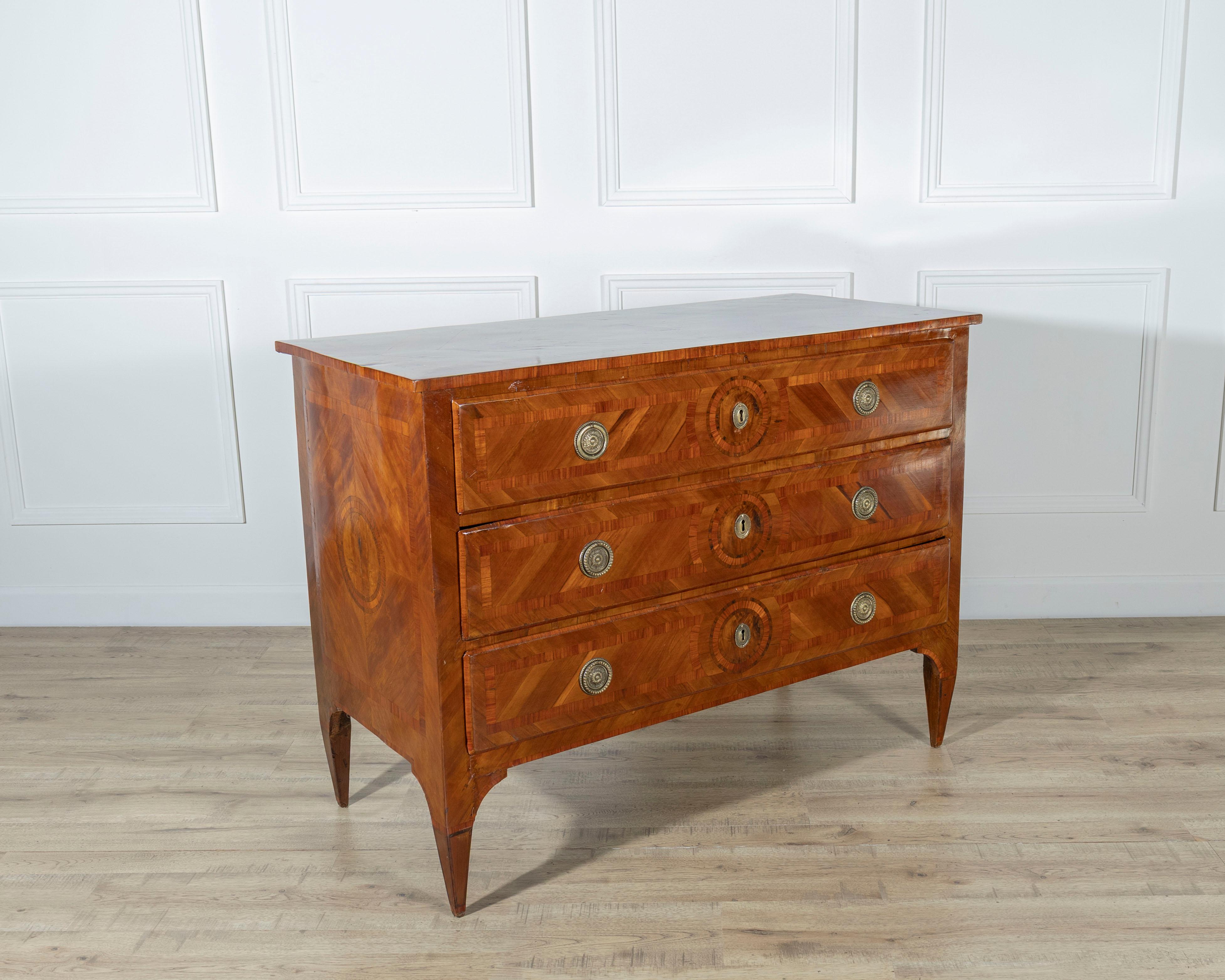 Impiallacciato Cassettiera lombarda Luigi XVI in ciliegio e intarsio in vendita