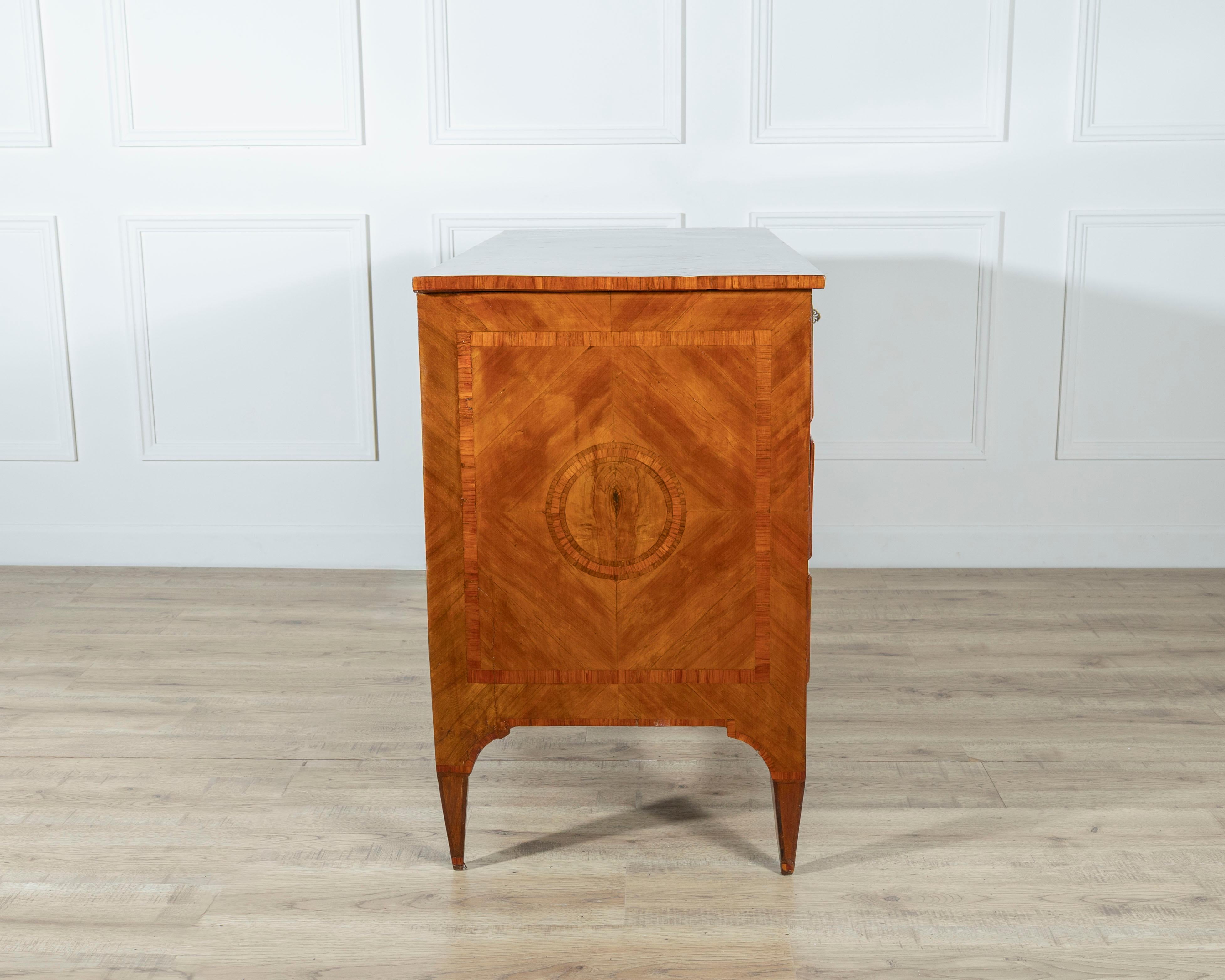 Fino al XVIII secolo Cassettiera lombarda Luigi XVI in ciliegio e intarsio in vendita