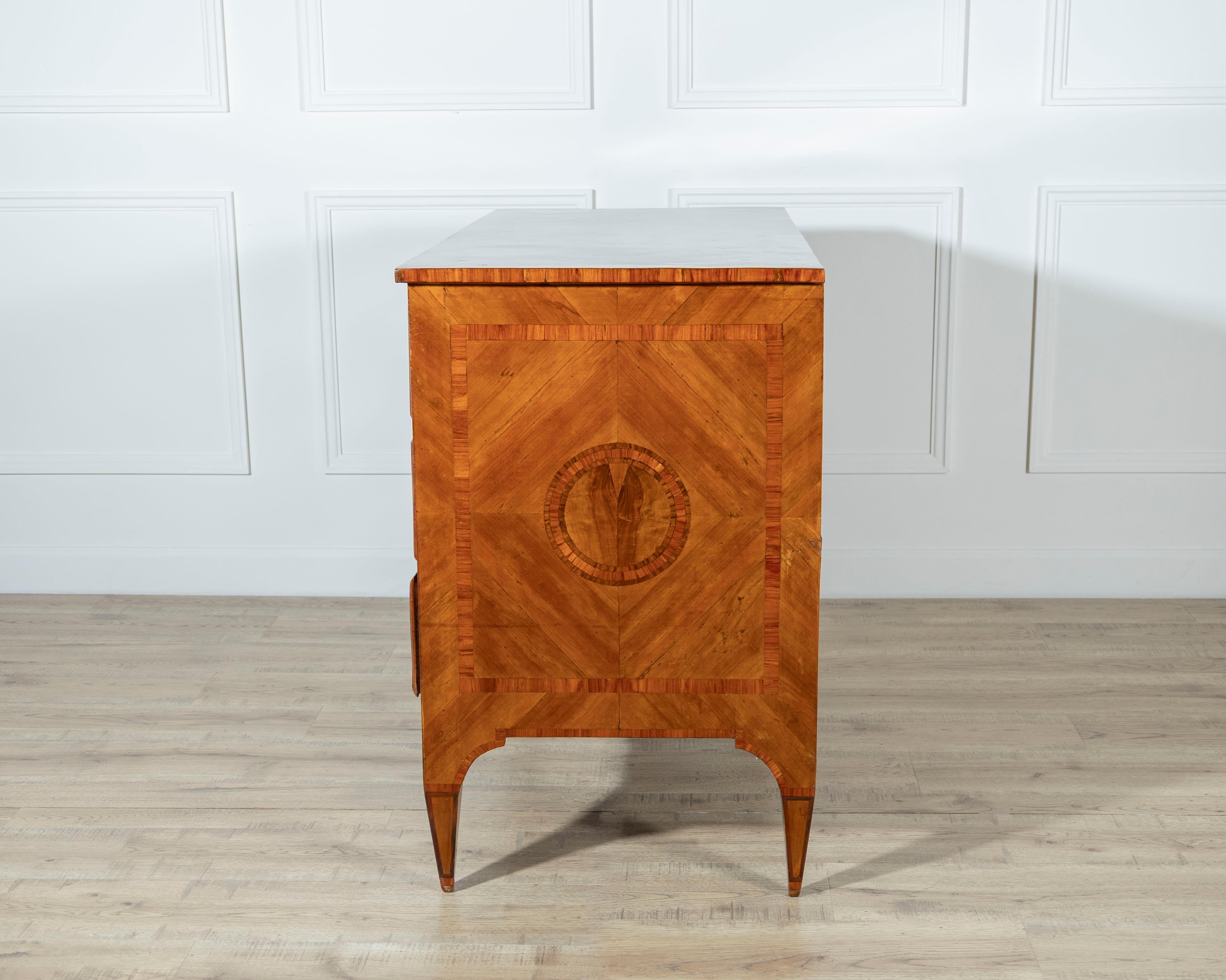 Cassettiera lombarda Luigi XVI in ciliegio e intarsio in vendita 1