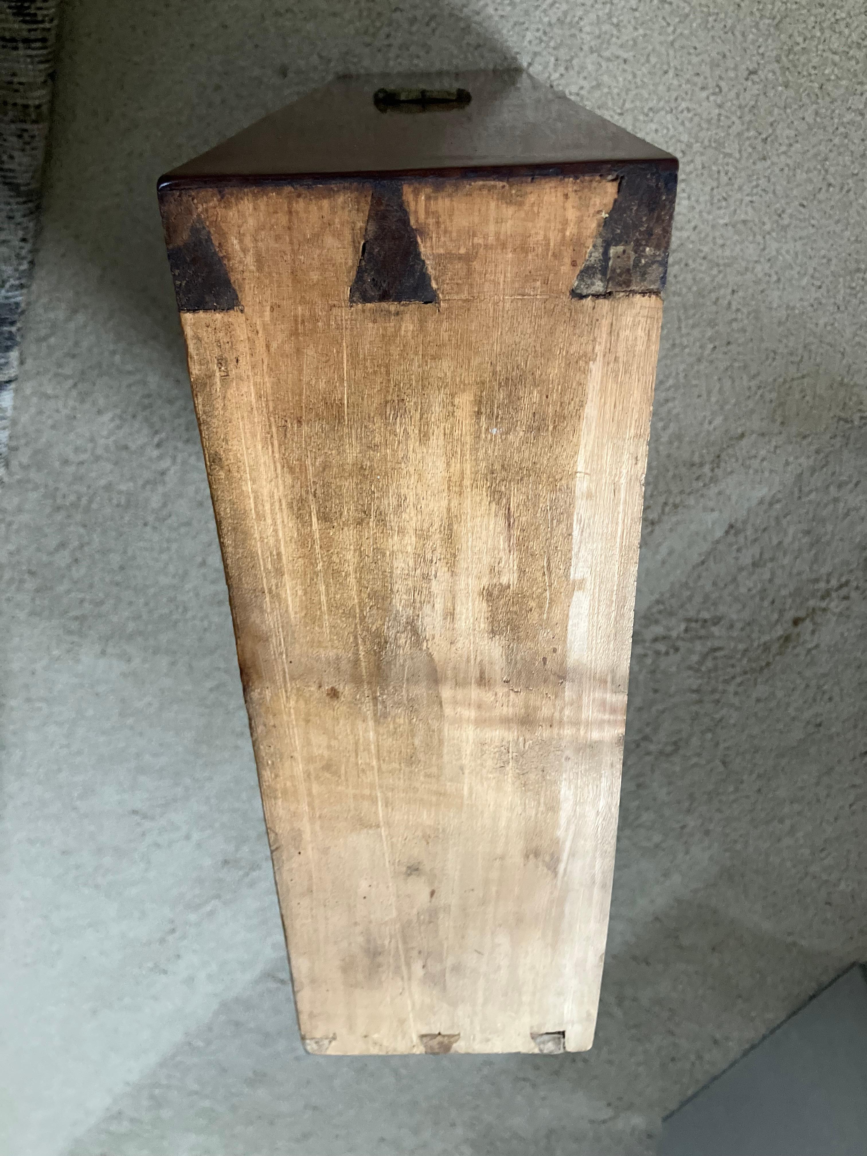 Table de nuit italienne Louis XVI à plateau en marbre. en vente 7