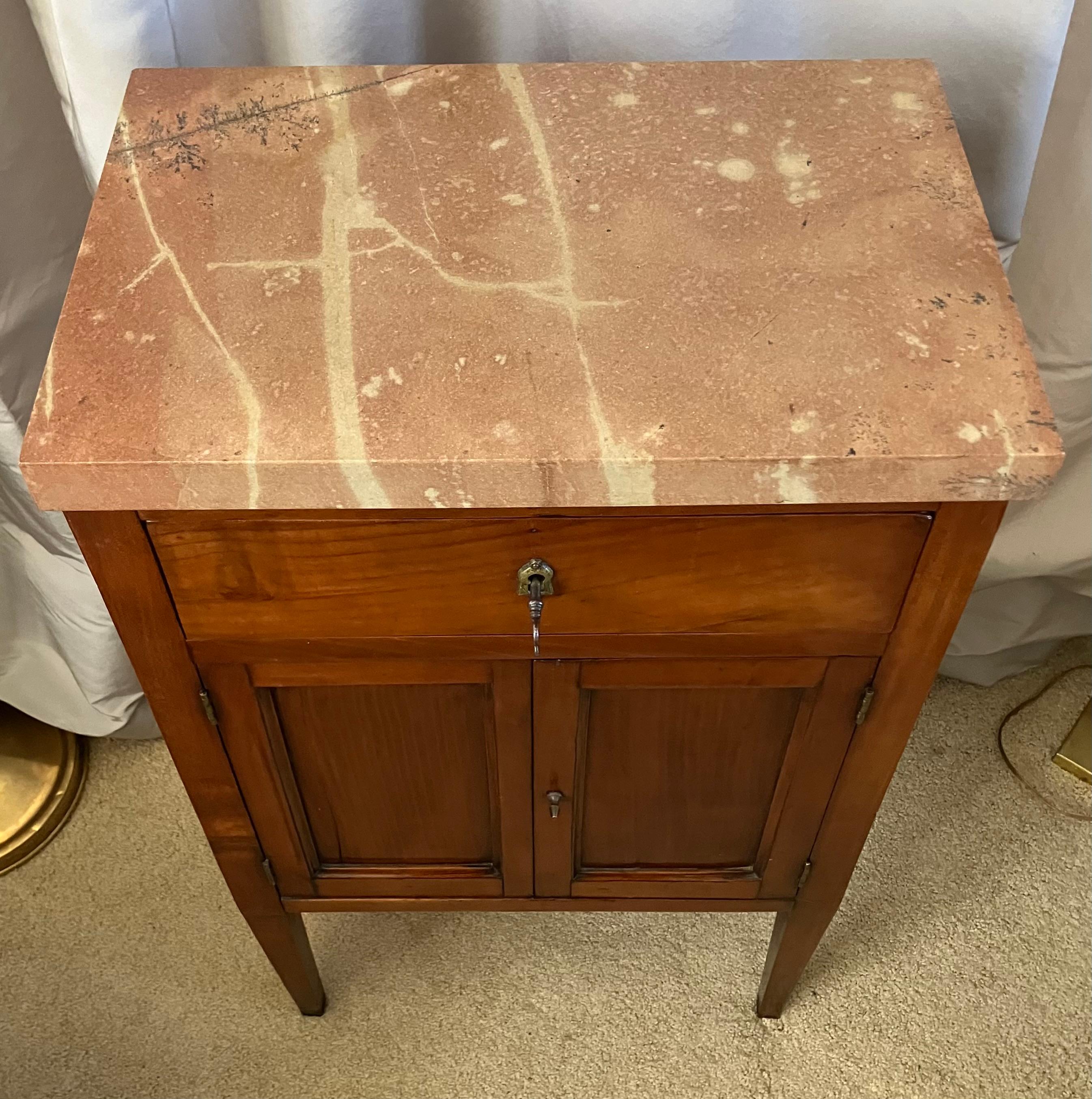 Fait main Table de nuit italienne Louis XVI à plateau en marbre. en vente