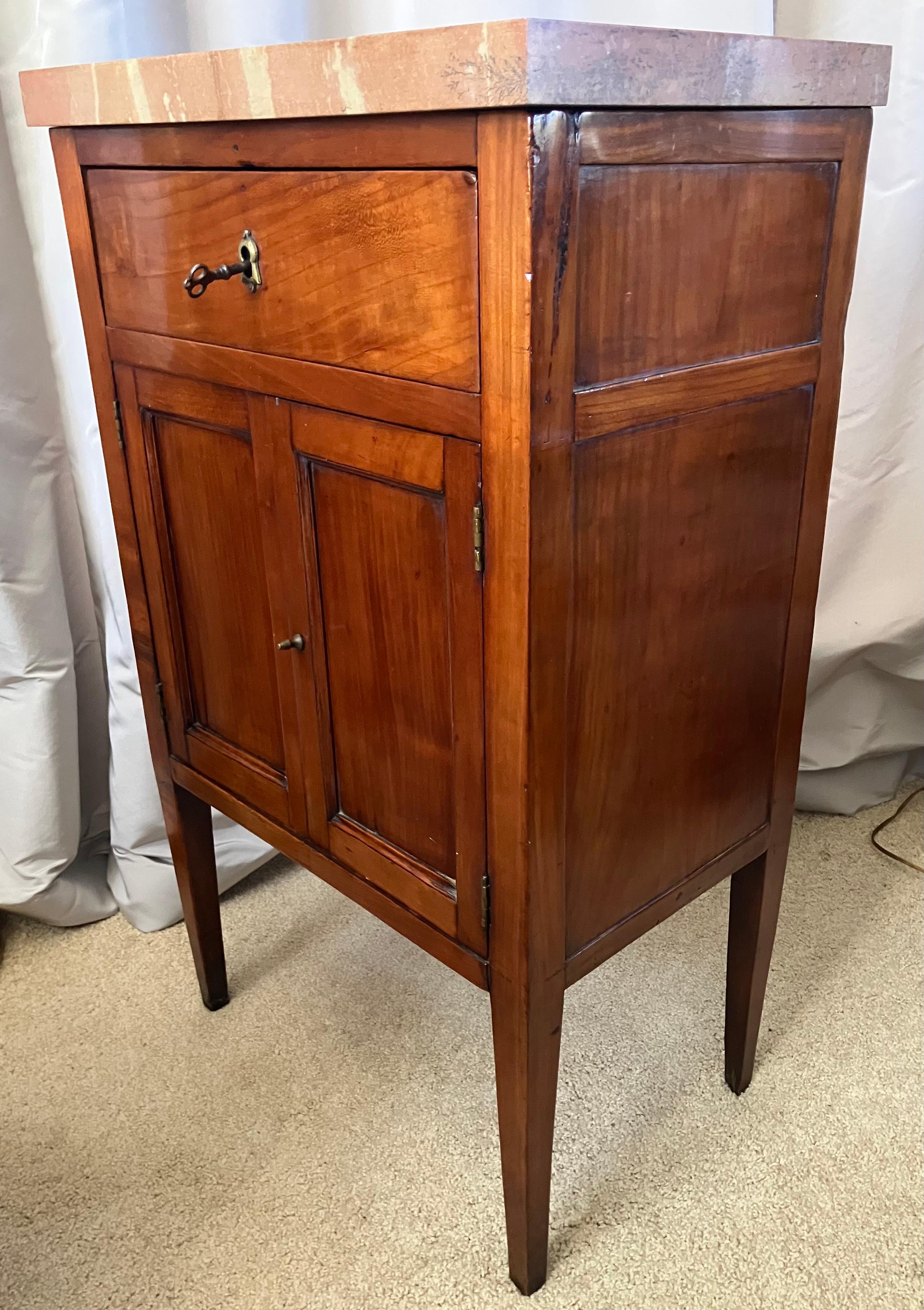 Table de nuit italienne Louis XVI à plateau en marbre. Bon état - En vente à New York, NY