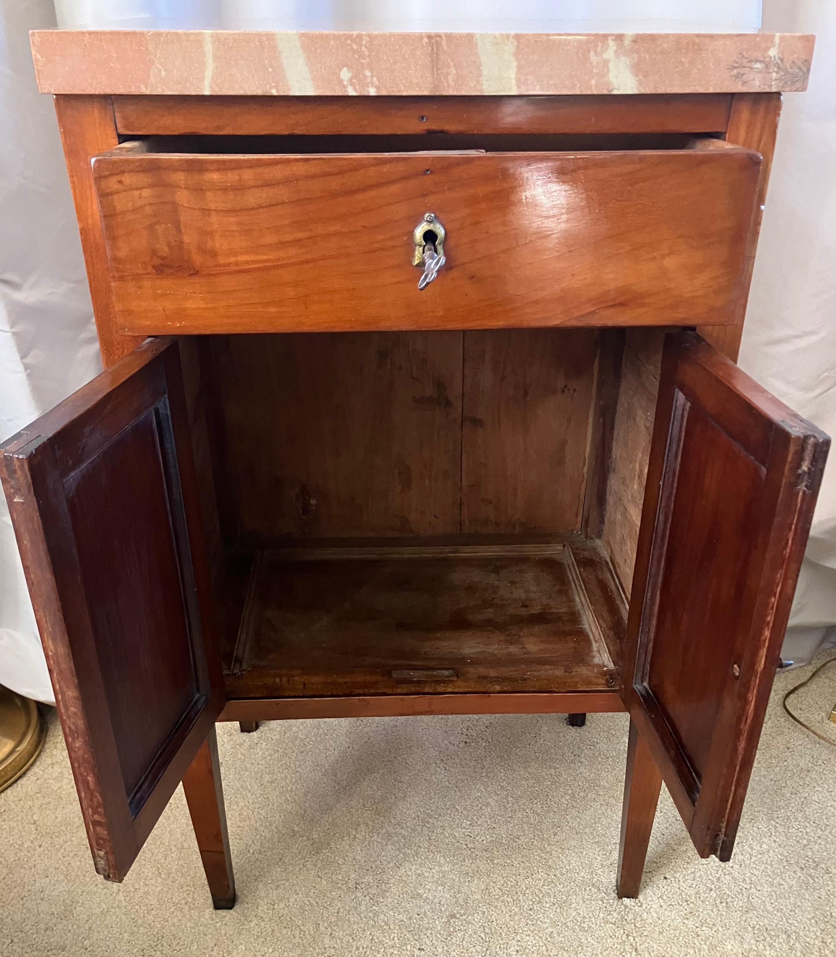 Début du XIXe siècle Table de nuit italienne Louis XVI à plateau en marbre. en vente