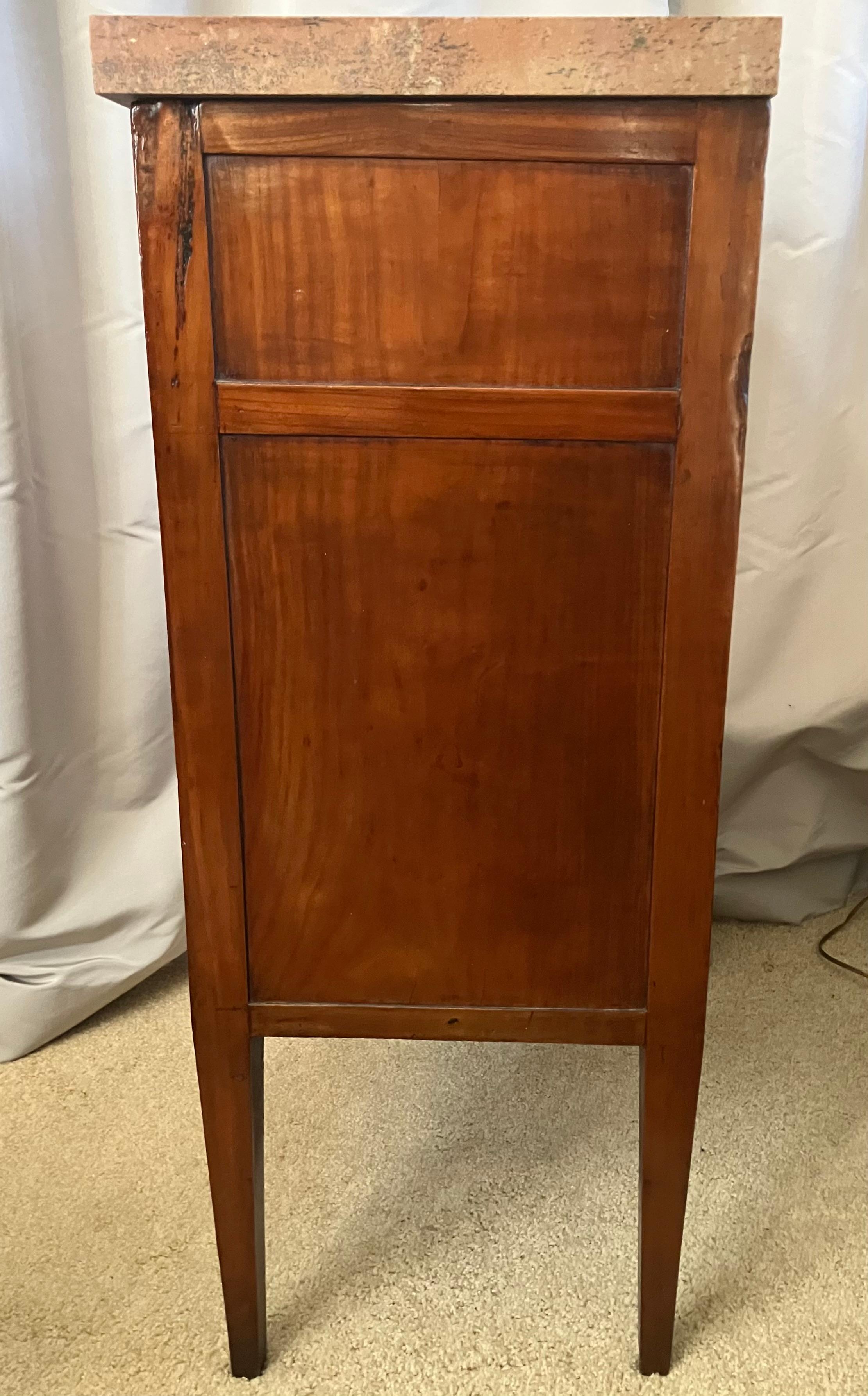 Table de nuit italienne Louis XVI à plateau en marbre. en vente 1