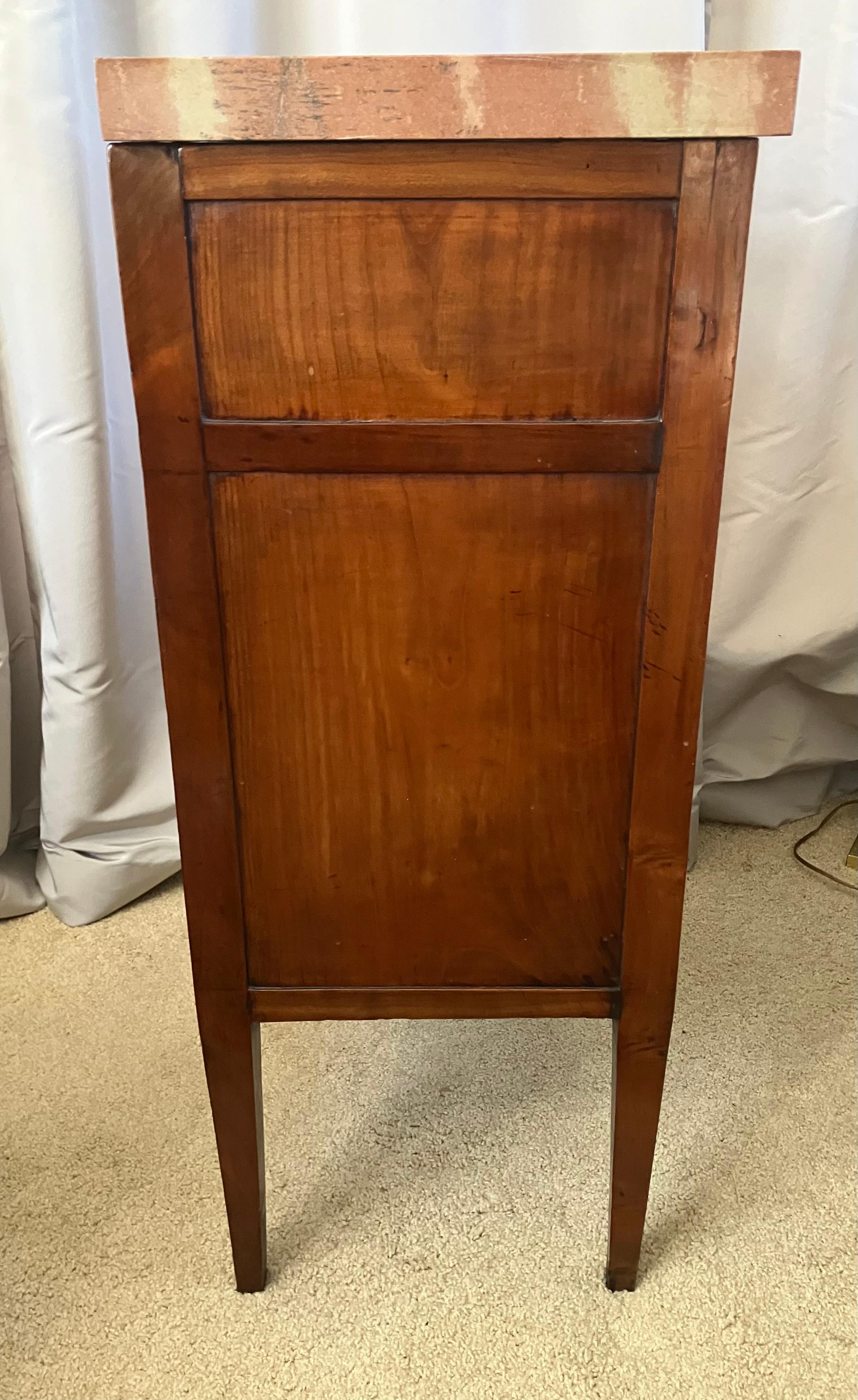 Table de nuit italienne Louis XVI à plateau en marbre. en vente 3