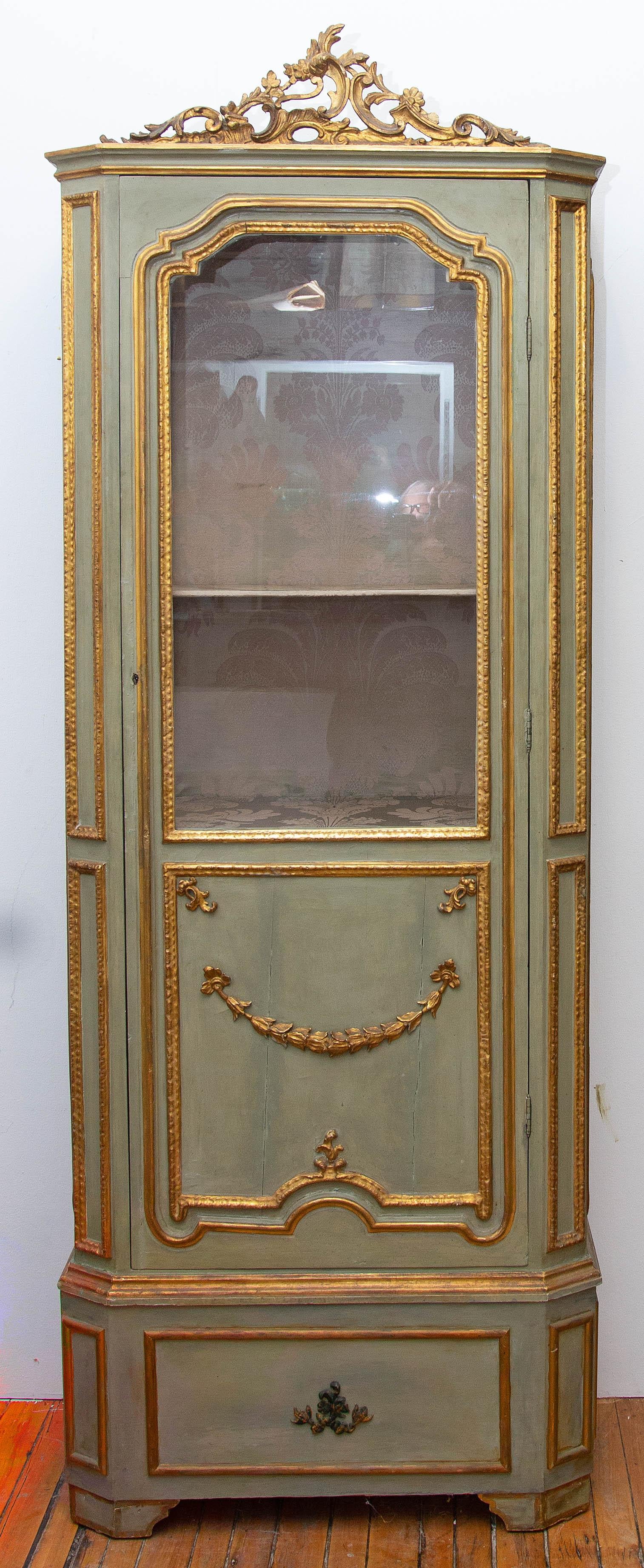 19th century Italian painted and parcel-gilt curio cabinet. Carved wood. Louis XVI style. Original damask silk interior. Fitted with an interior light.
  