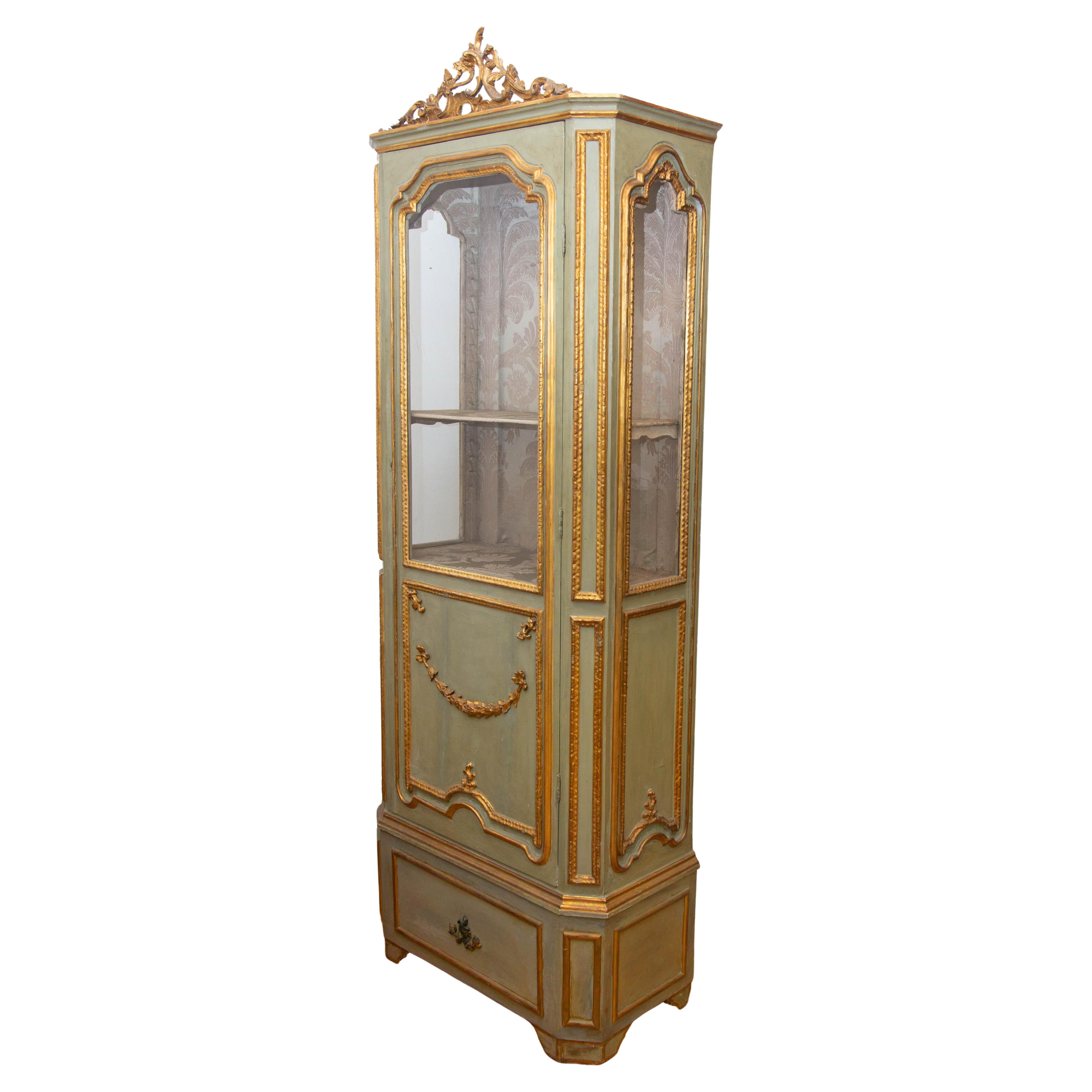 19th century Italian painted and parcel-gilt curio cabinet. Carved wood. Louis XVI style. Original damask silk interior. Fitted with an interior light. Please, contact Joseph Dasta Antiques for shipping options.
  