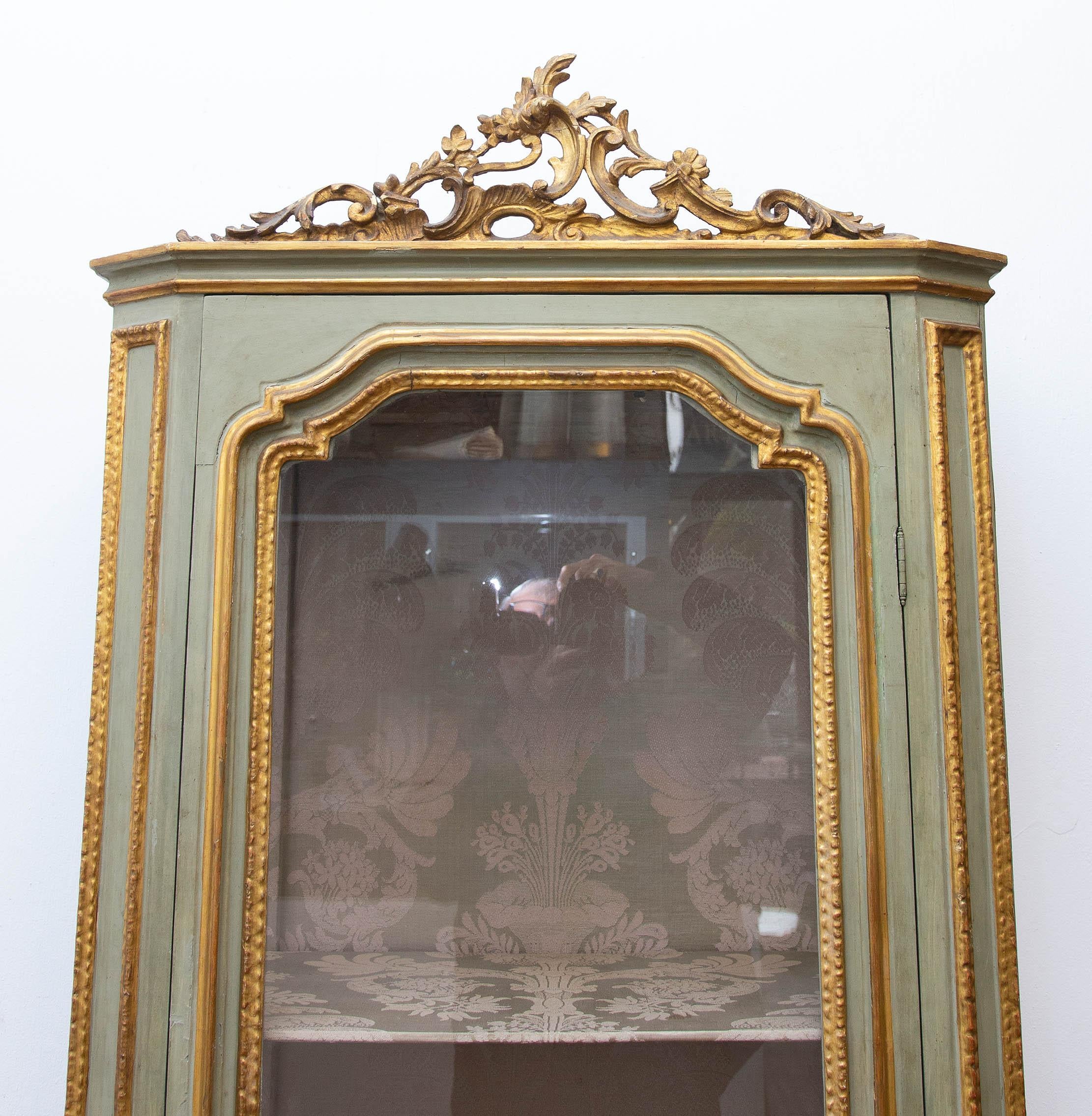 Italian Louis XVI Painted and Parcel-Gilt Curio Cabinet In Good Condition In Rochester, NY