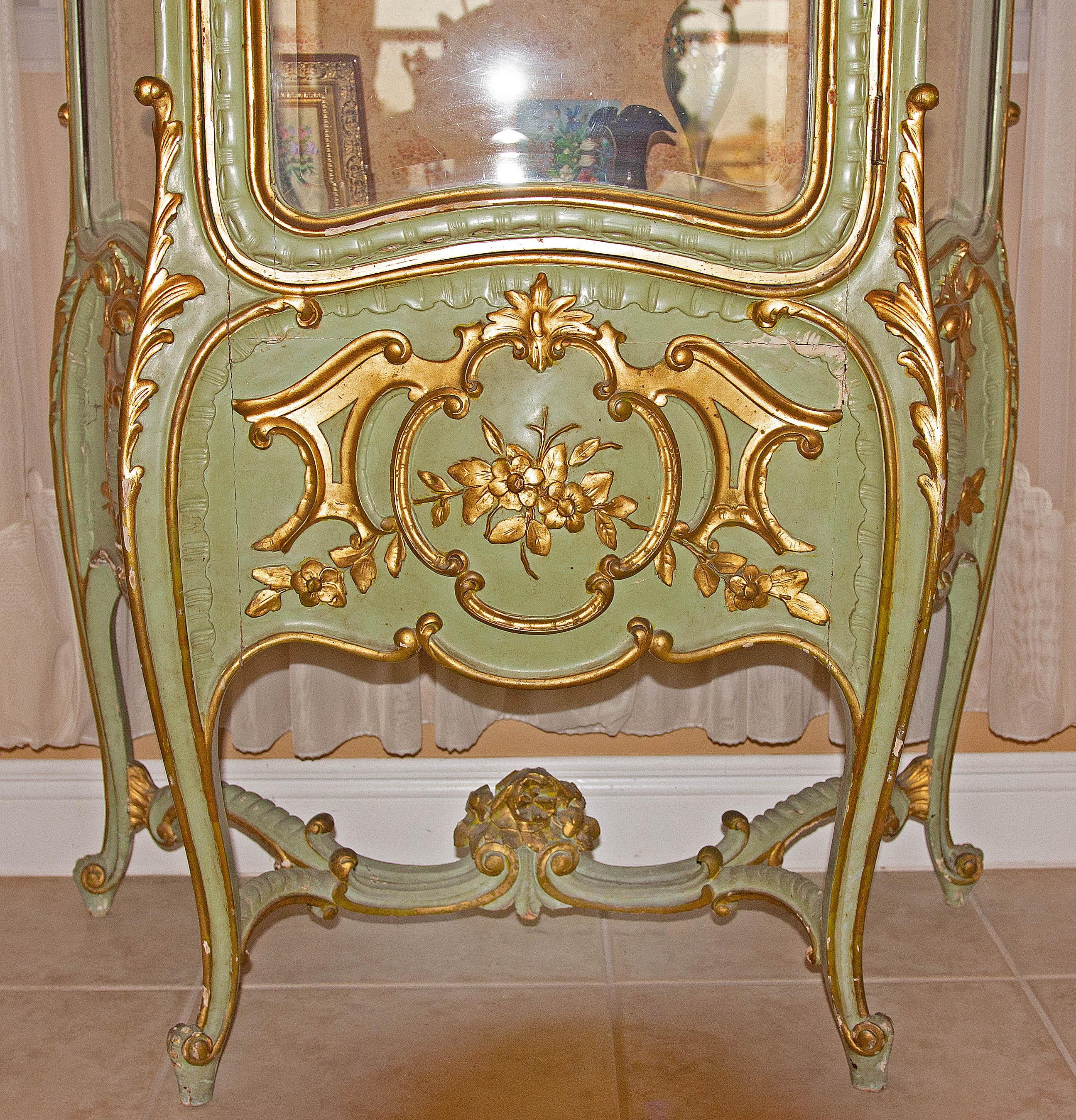 Italian Louis XVI Painted and Parcel Gilt Curio Cabinet In Good Condition In Rochester, NY
