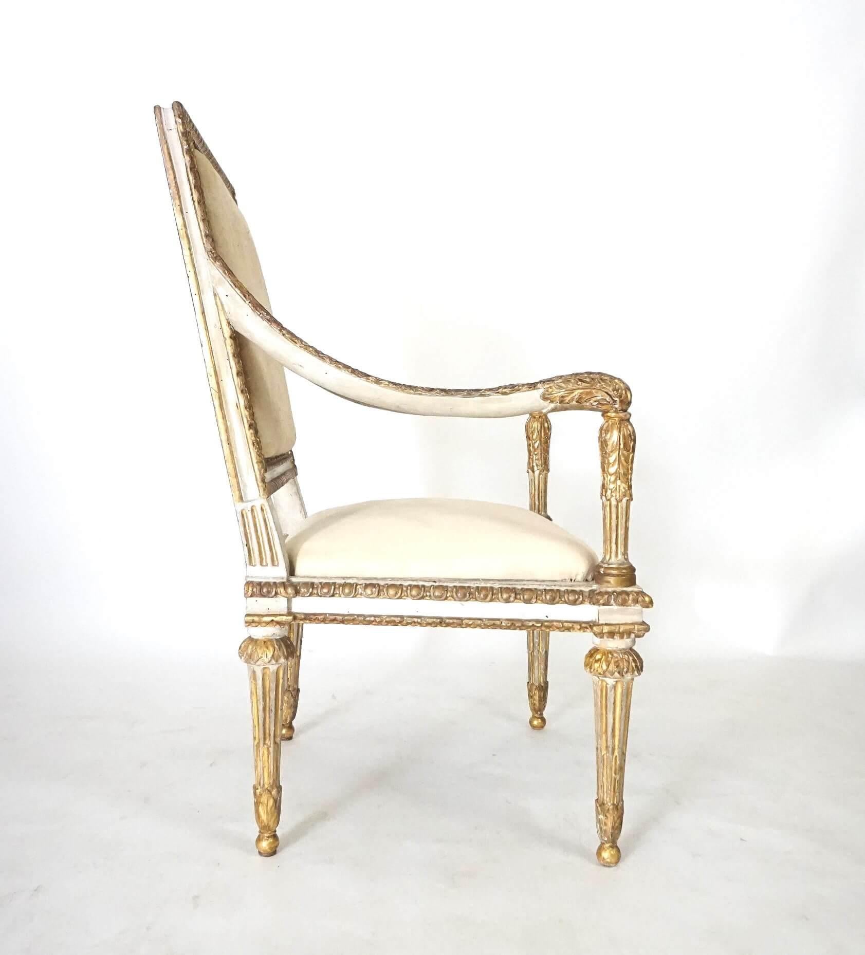 Italian Louis XVI Painted and Parcel Gilt Fauteuil of Large Scale, circa 1780 In Good Condition For Sale In Kinderhook, NY