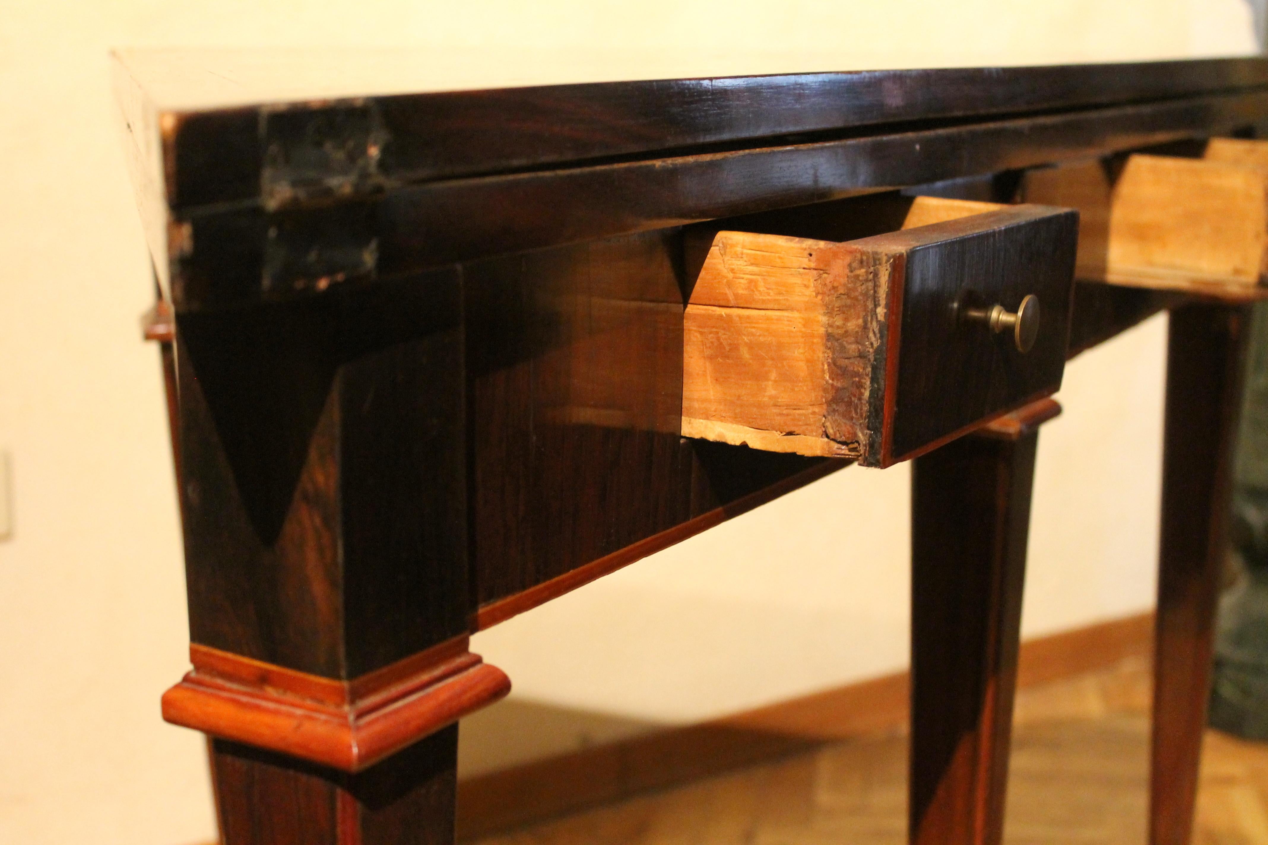 Table pliante italienne d'époque Louis XVI en bois de tulipier et bois de violette à deux tiroirs en vente 9