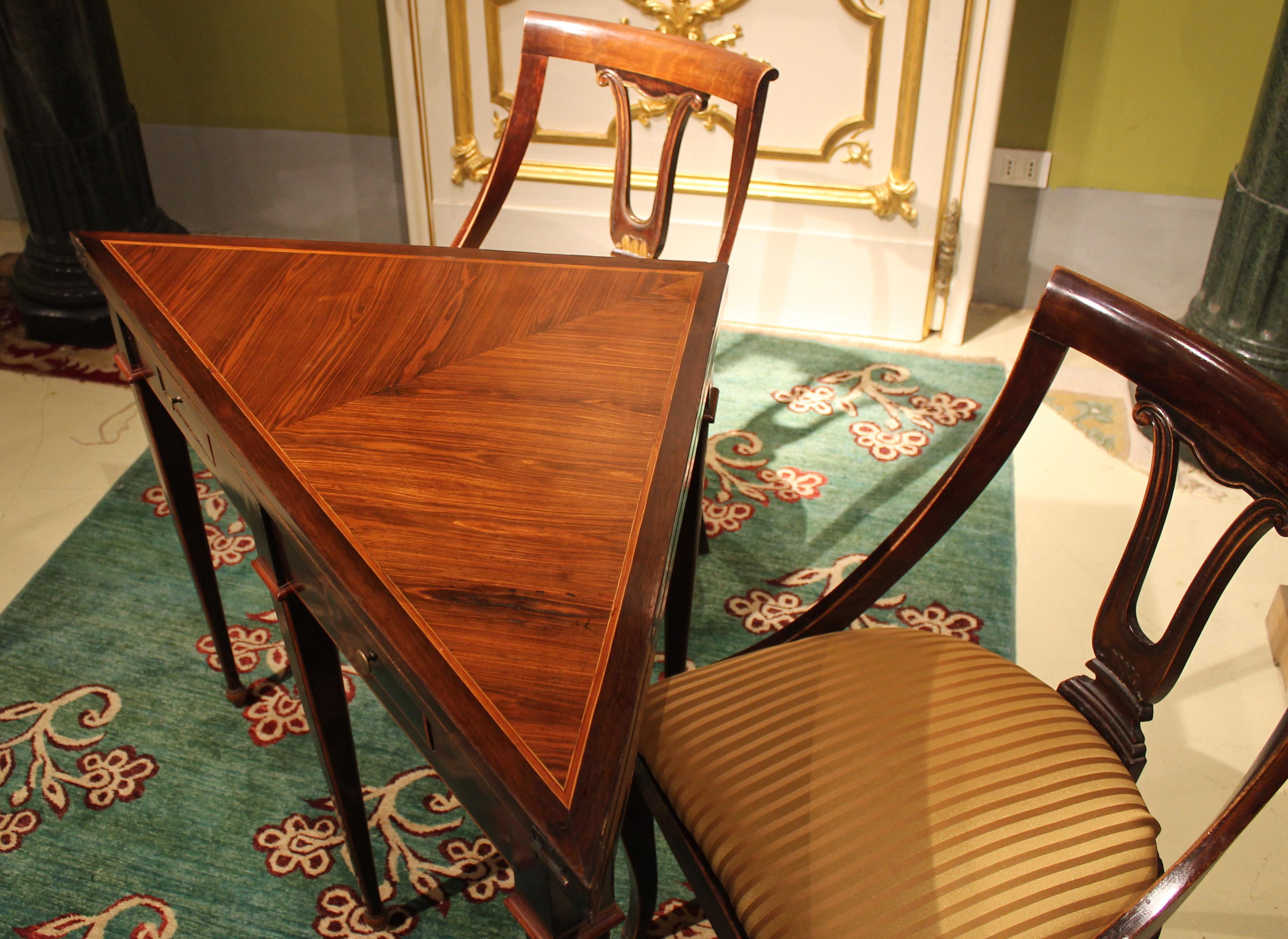 Table pliante italienne d'époque Louis XVI en bois de tulipier et bois de violette à deux tiroirs en vente 14