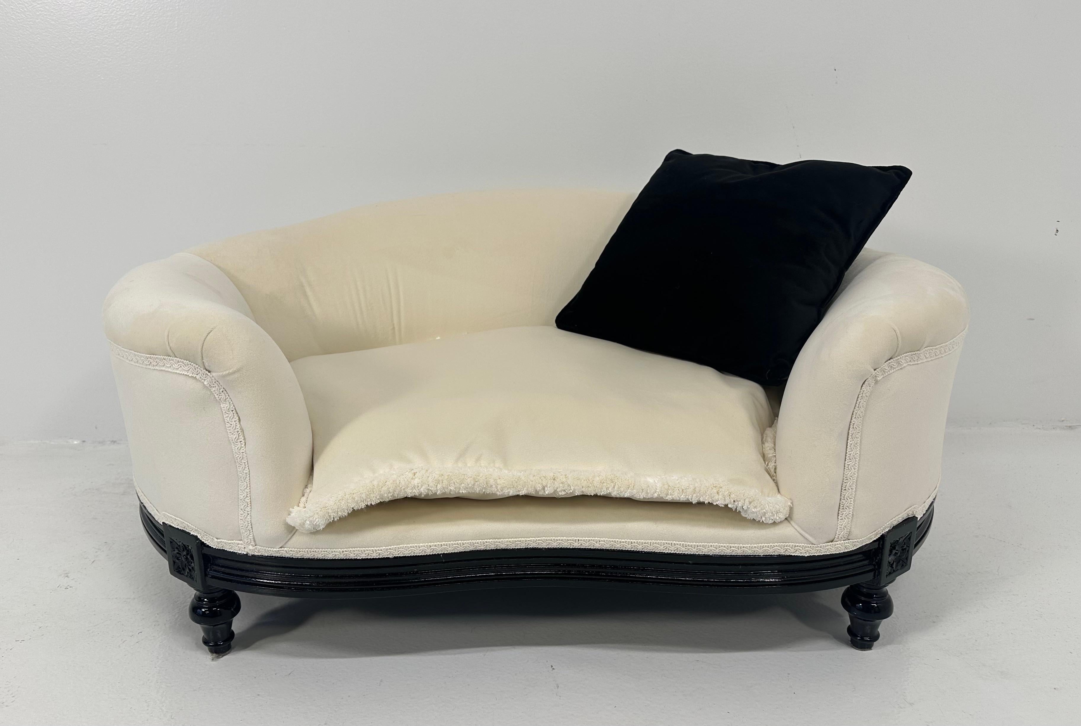 Italian Louis XVI Style Black Lacquered and White Velvet Dog's Bed In New Condition For Sale In Meda, MB