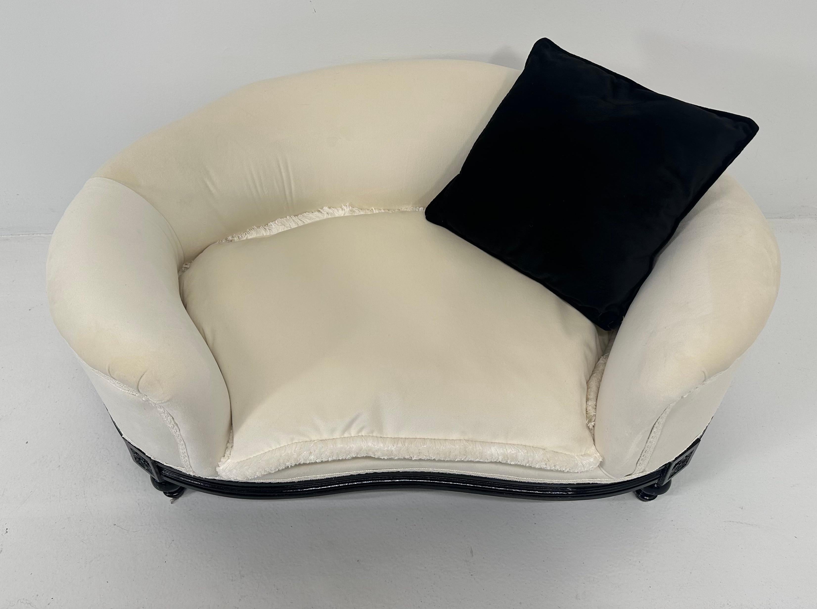 Contemporary Italian Louis XVI Style Black Lacquered and White Velvet Dog's Bed For Sale