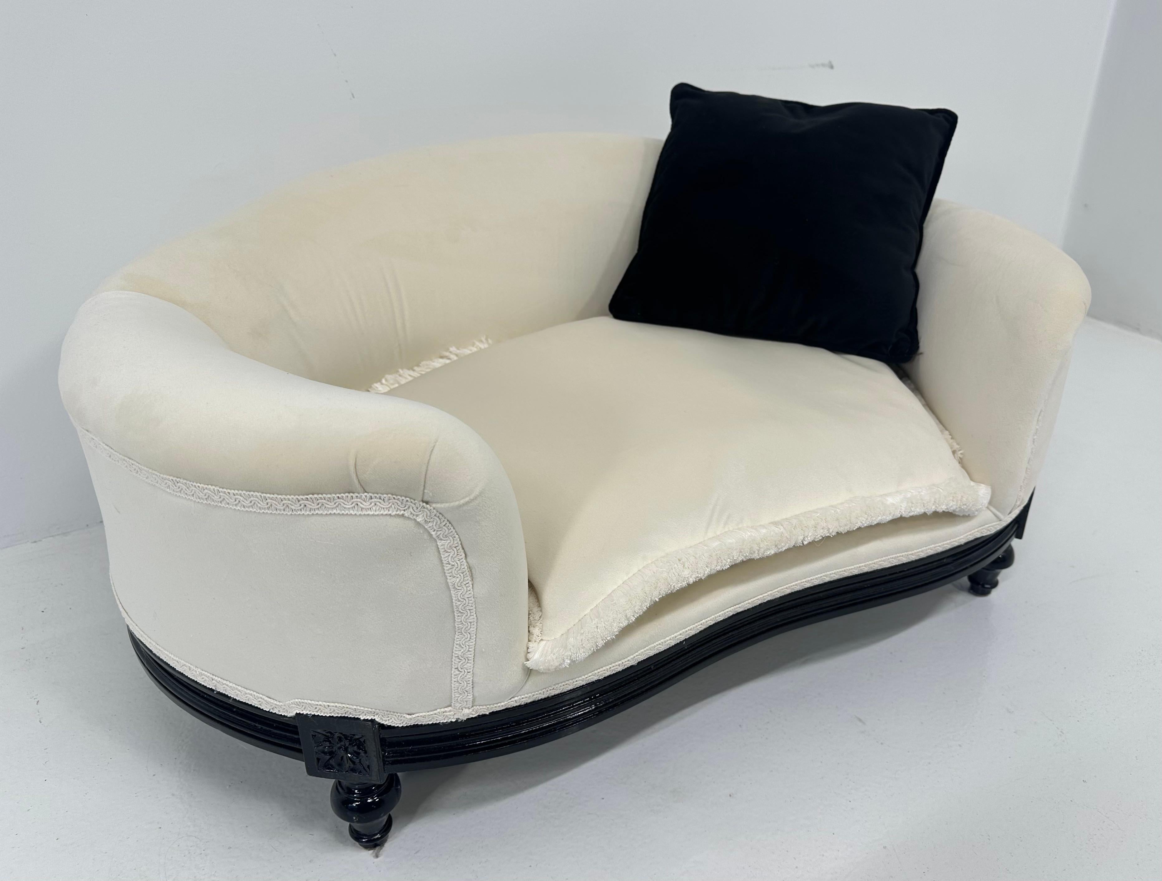 Italian Louis XVI Style Black Lacquered and White Velvet Dog's Bed For Sale 1