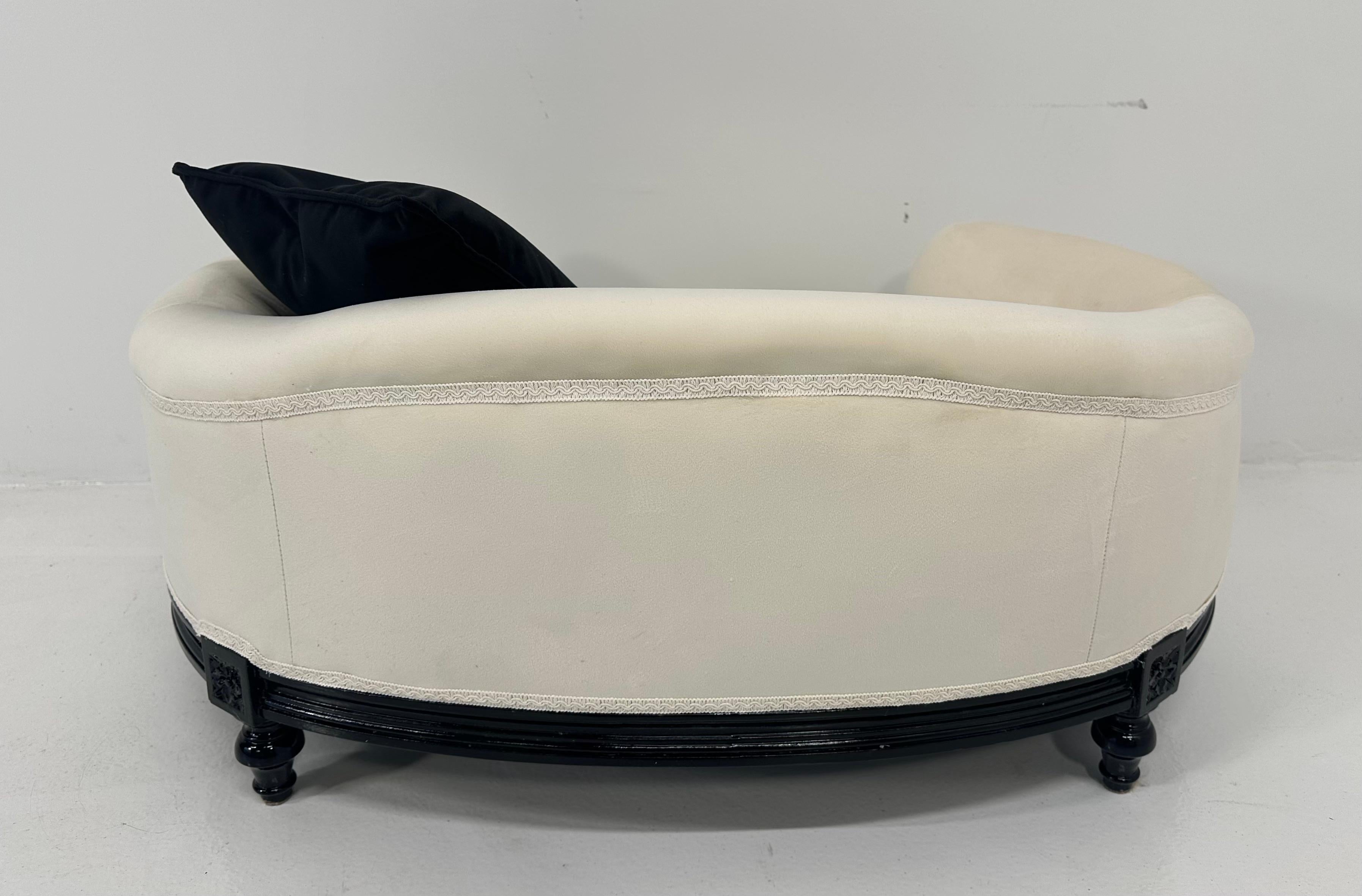 Italian Louis XVI Style Black Lacquered and White Velvet Dog's Bed For Sale 4