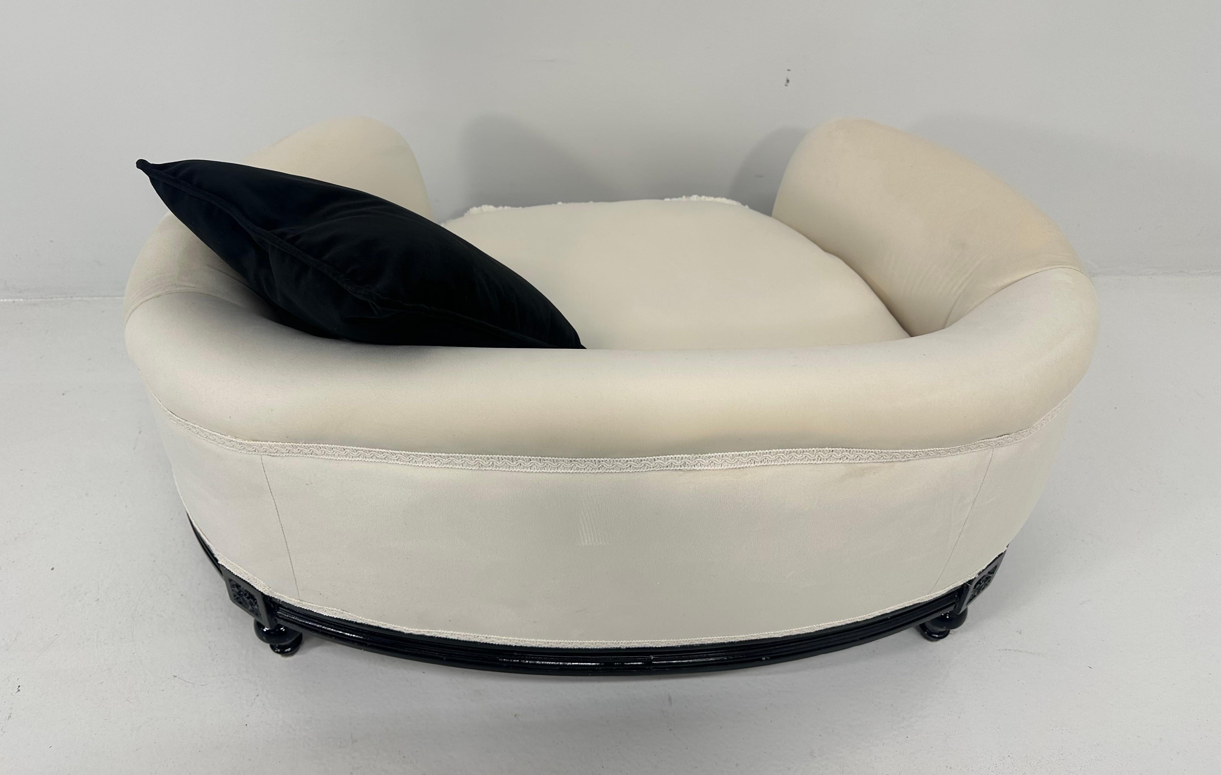 Italian Louis XVI Style Black Lacquered and White Velvet Dog's Bed For Sale 5