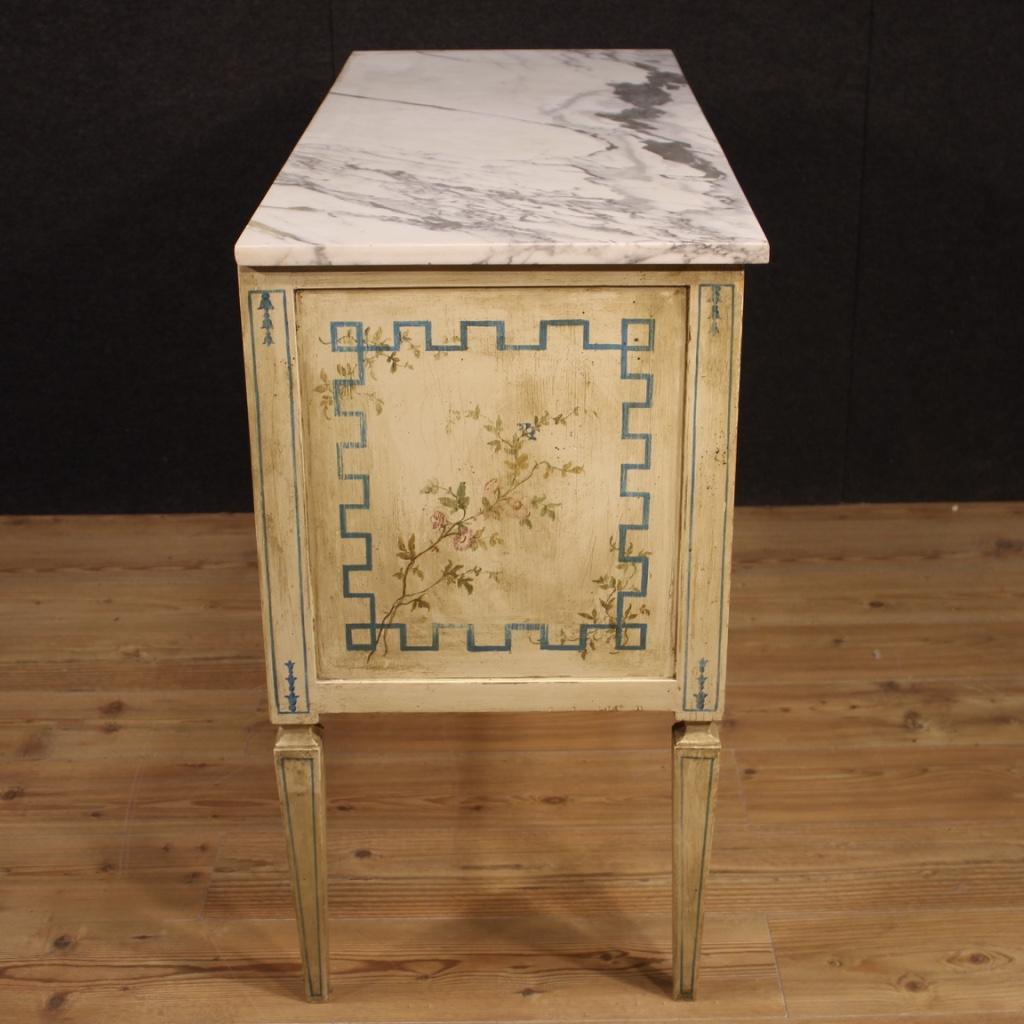 Italian chest of drawers from the second half of the 20th century. Furniture of great quality and elegance, in style Louis XVI, in carved wood, lacquered and hand painted with floral decorations Greek on the forehead and hips. Chest of drawers with