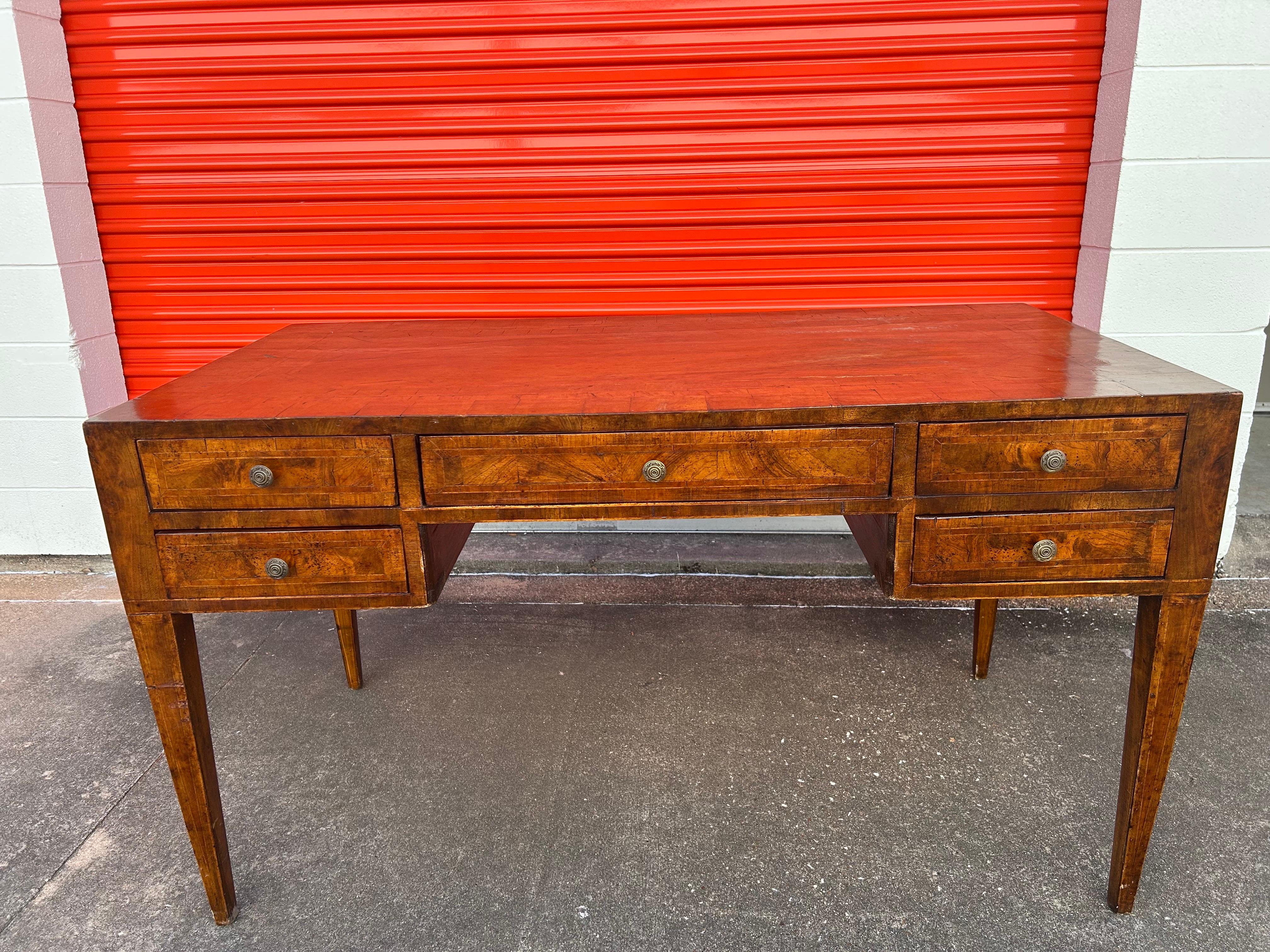 Bureau italien de style Louis XVI.
Ce beau bureau ou table d'écriture italien comporte 2 tiroirs latéraux et 1 tiroir central et des poignées en bronze. Notre bureau est fini sur tous les côtés, c'est donc le candidat idéal pour flotter dans une