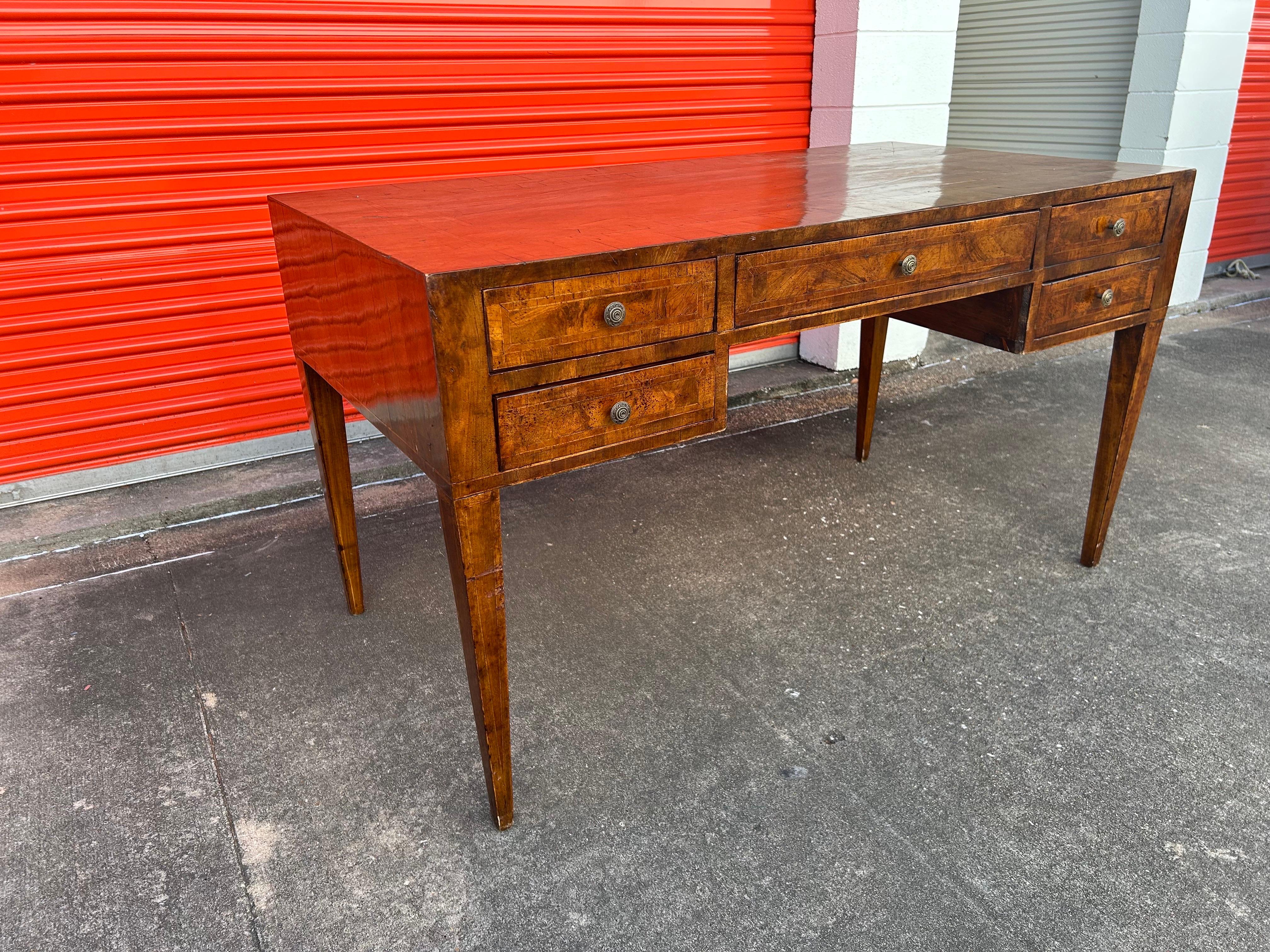 Milieu du XXe siècle Bureau italien de style Louis XVI en vente