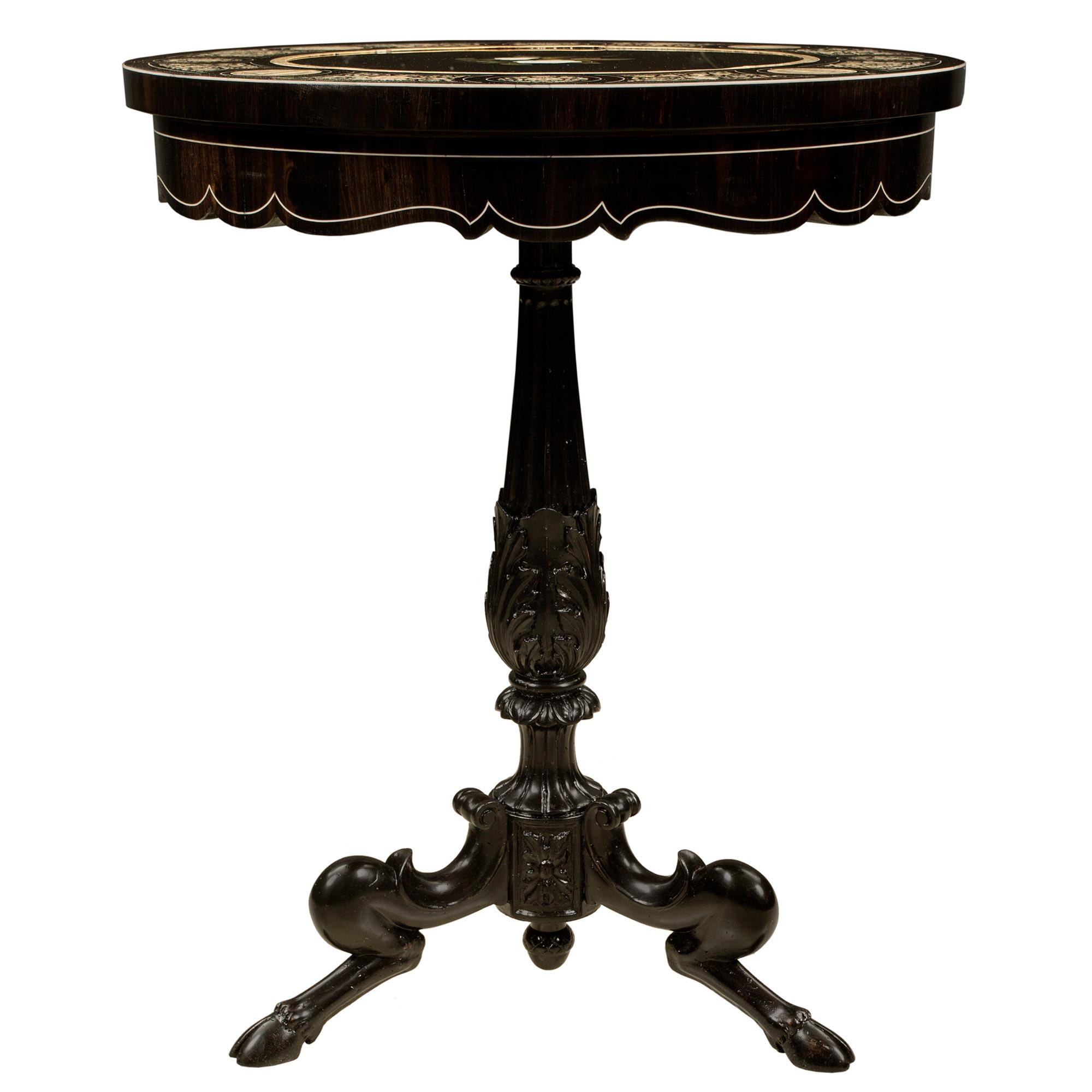 Italienischer Beistelltisch aus Ebenholz, Knochen und Pietra Dura-Marmor im Louis-XVI-Stil (Louis XVI.) im Angebot