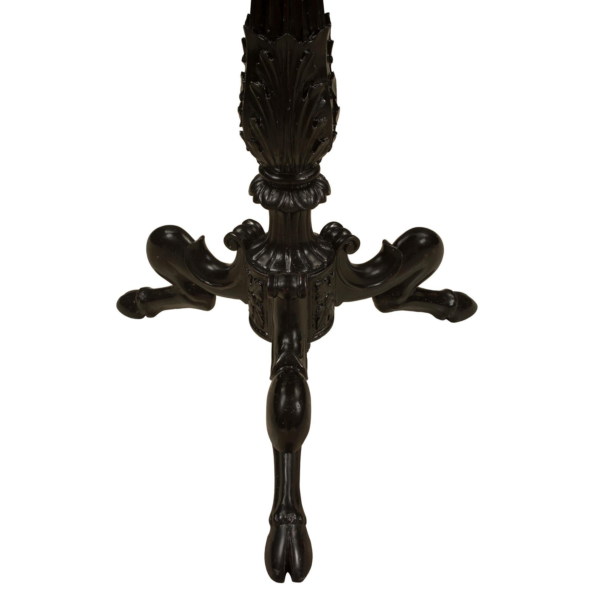 Italienischer Beistelltisch aus Ebenholz, Knochen und Pietra Dura-Marmor im Louis-XVI-Stil im Angebot 4