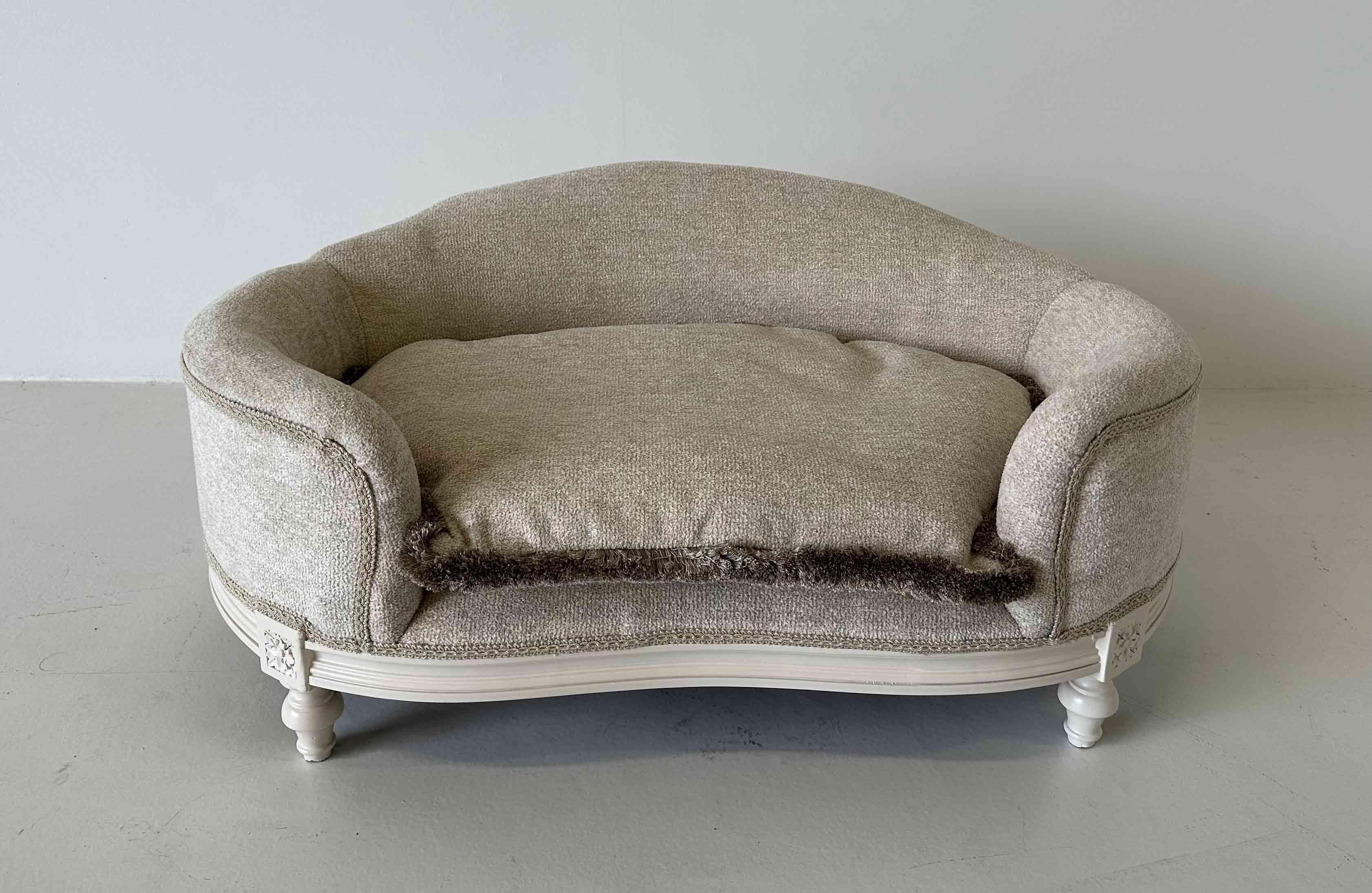 Ce lit pour chien unique et particulier, de style Louis XVI, a été produit en Italie. 
La partie en bois est laquée ivoire et elle est tapissée d'un tissu tourterelle.
Il est entièrement personnalisable. 
Il peut être commandé dans différentes