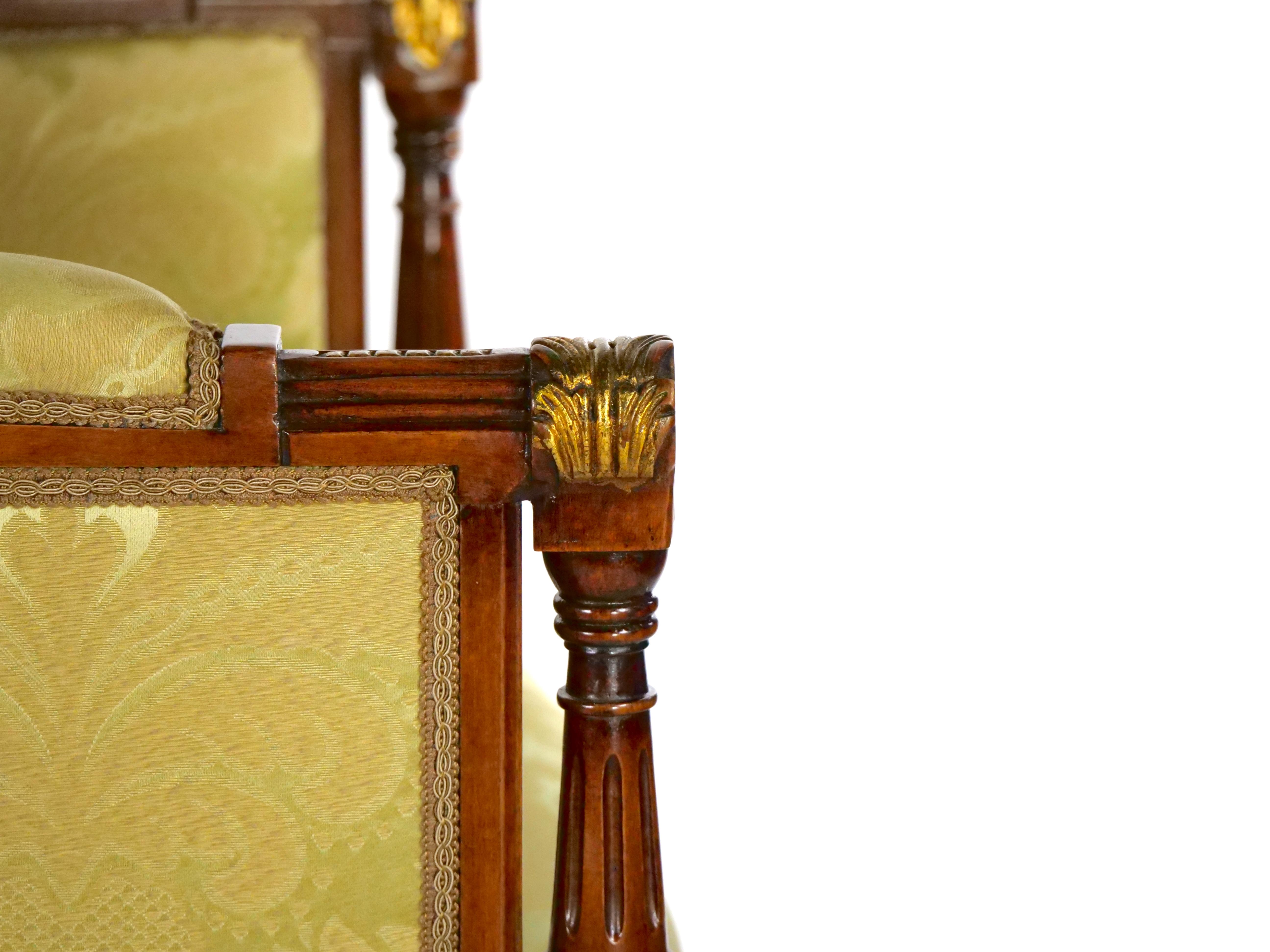 Poltrona italiana in stile Luigi XVI con struttura in legno e dorata 6