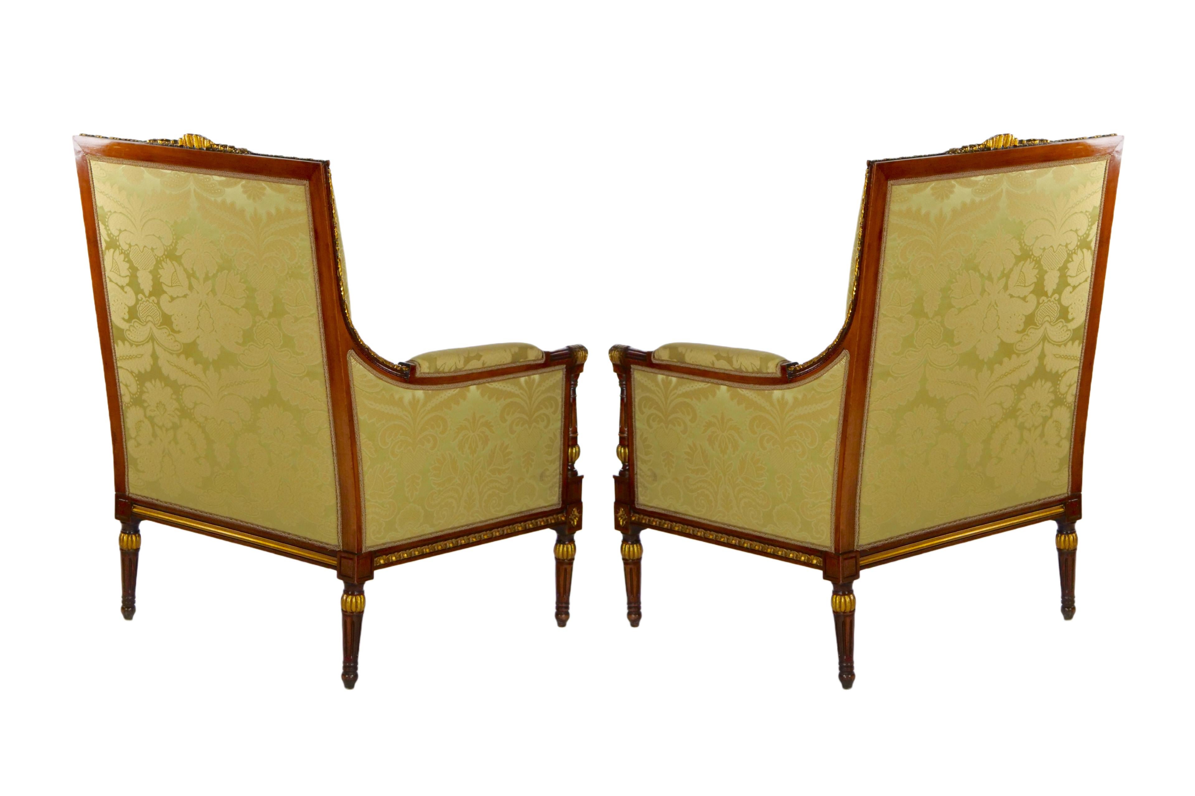 
Poltrona a due piazze in stile Luigi XVI con cornice in legno dorato e splendidamente lavorata a mano, con seduta e schienale imbottiti in damasco di seta mista verde. Ogni poltrona/bergere è in ottime condizioni. Molto solido e robusto, la