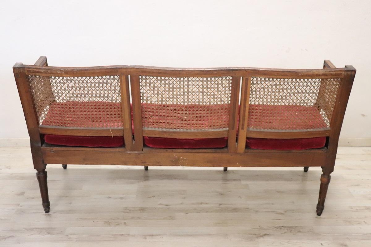 Canapé ancien italien Louis XVI en noyer et paille de Vienne avec 2 chaises en vente 5