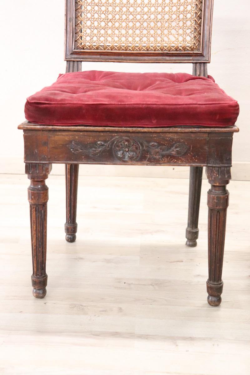 Canapé ancien italien Louis XVI en noyer et paille de Vienne avec 2 chaises en vente 7