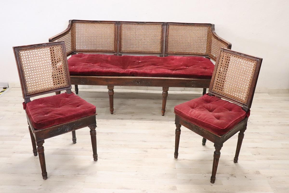 Nous avons le plaisir de présenter ce rare ensemble de salon du XVIIIe siècle, qui comprend un long canapé (environ trois places) et deux chaises qui l'accompagnent. Originaire d'Italie, cet ensemble exquis a été fabriqué par d'habiles ébénistes à