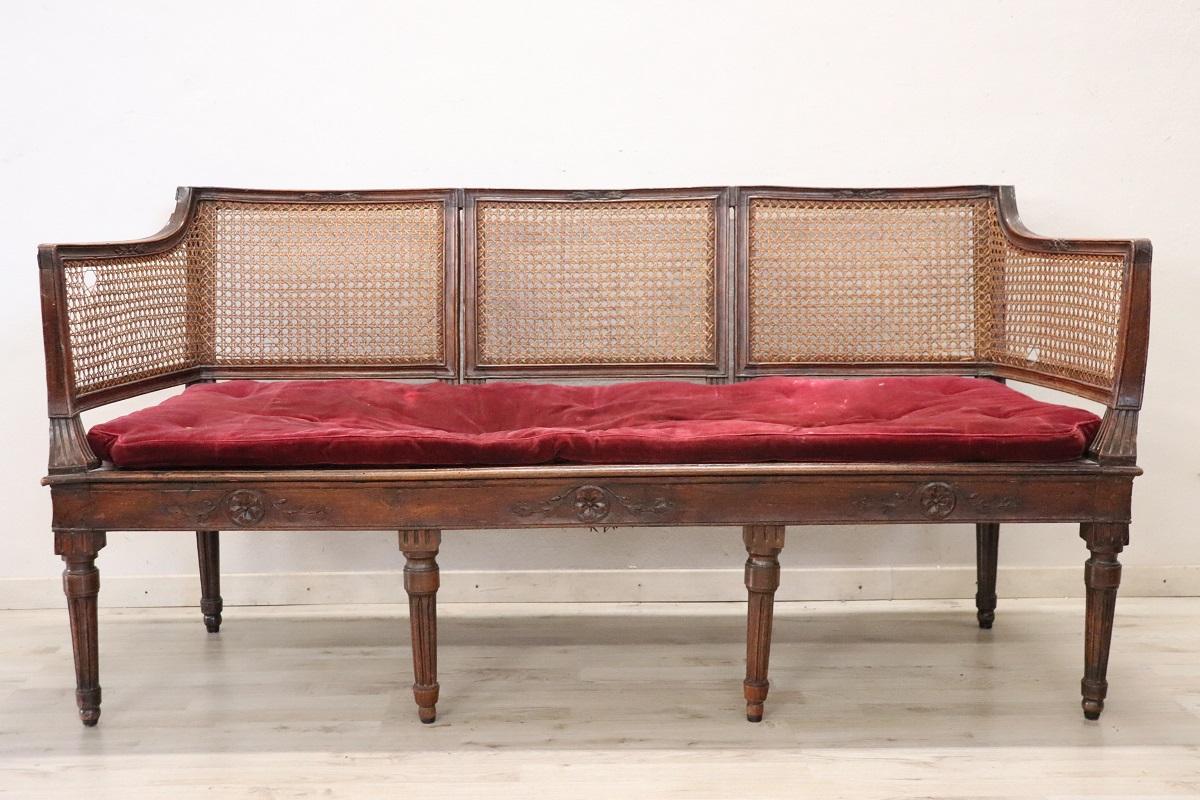 Canapé ancien italien Louis XVI en noyer et paille de Vienne avec 2 chaises Bon état - En vente à Casale Monferrato, IT
